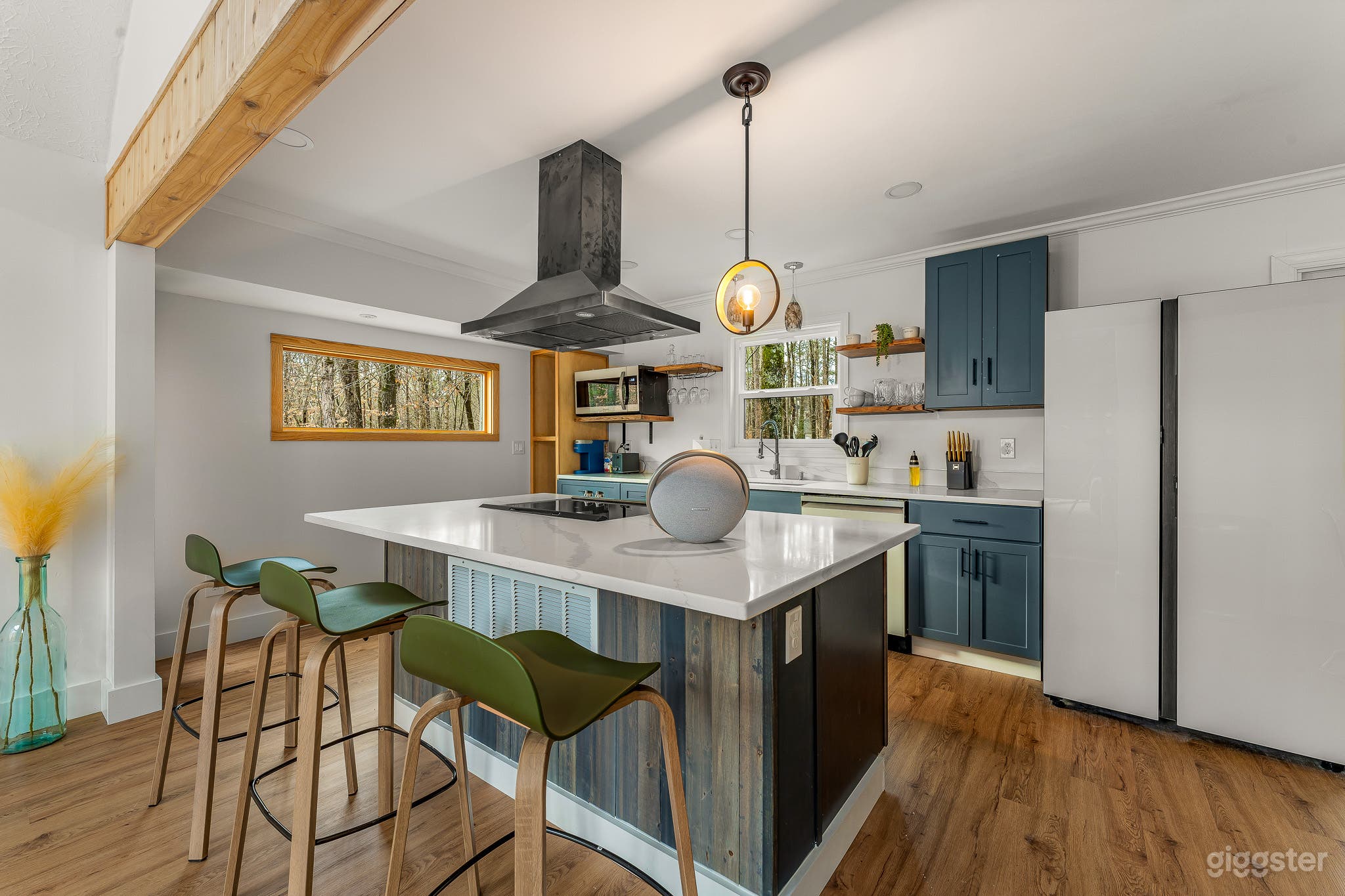 Serene Minimalist Wildlife Haven Photo 4