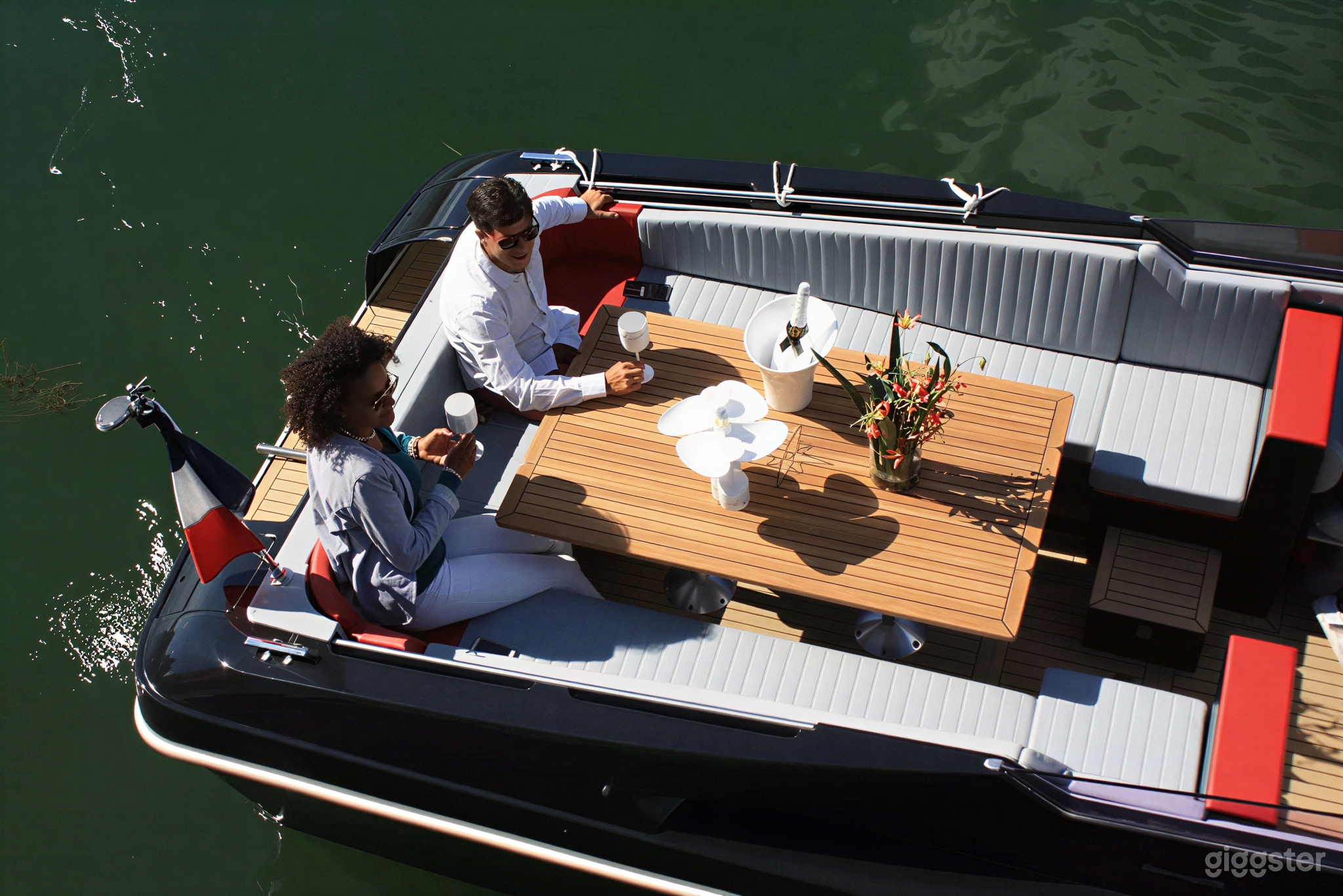 Photo de Bateau Privé Intime pour Couples et Petits Groupes 2