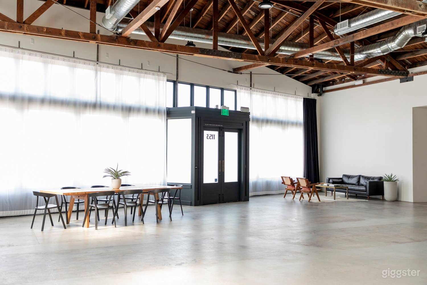 XL Studio Space  Cyc &amp; Retail Store Front Photo 4