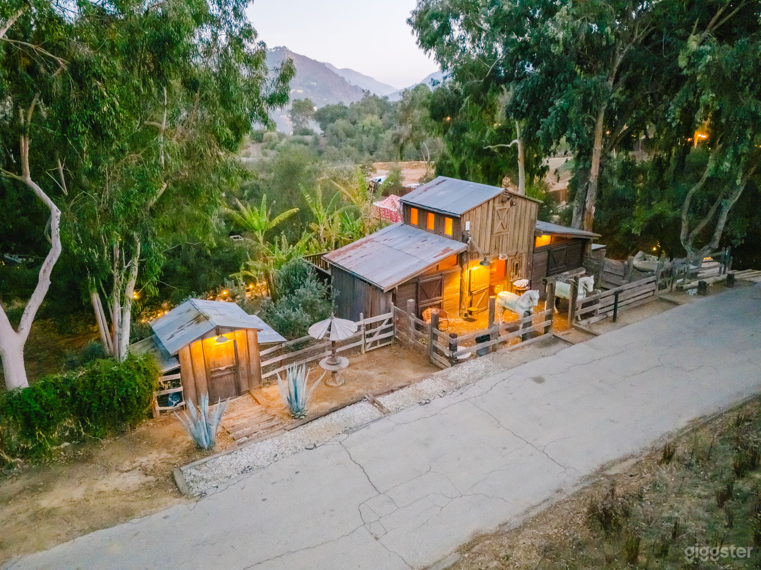 THE ENCHANTED BOHEMIAN BARN &amp; WOODLAND RETREAT Photo 2