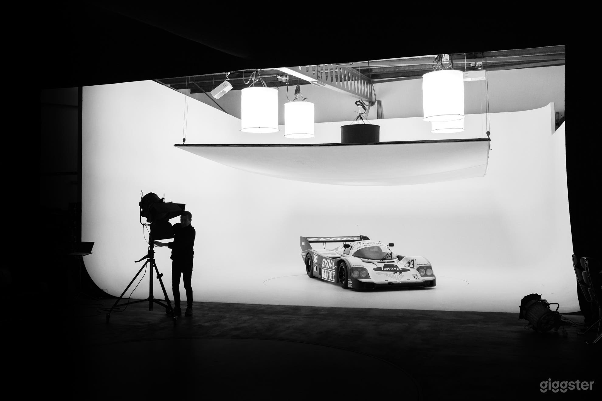 10m x 10m Infinity cove with flush 5m turntable Photo 1