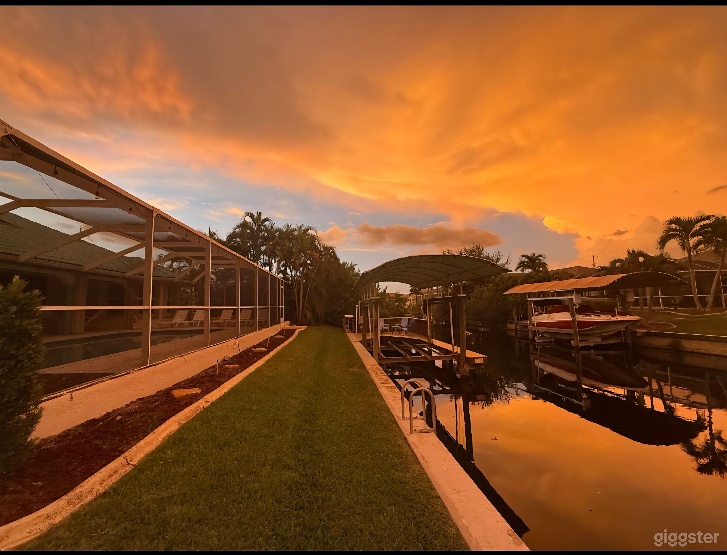 Luxury Event Retreat, Pool, BBQ and Canal Photo 2