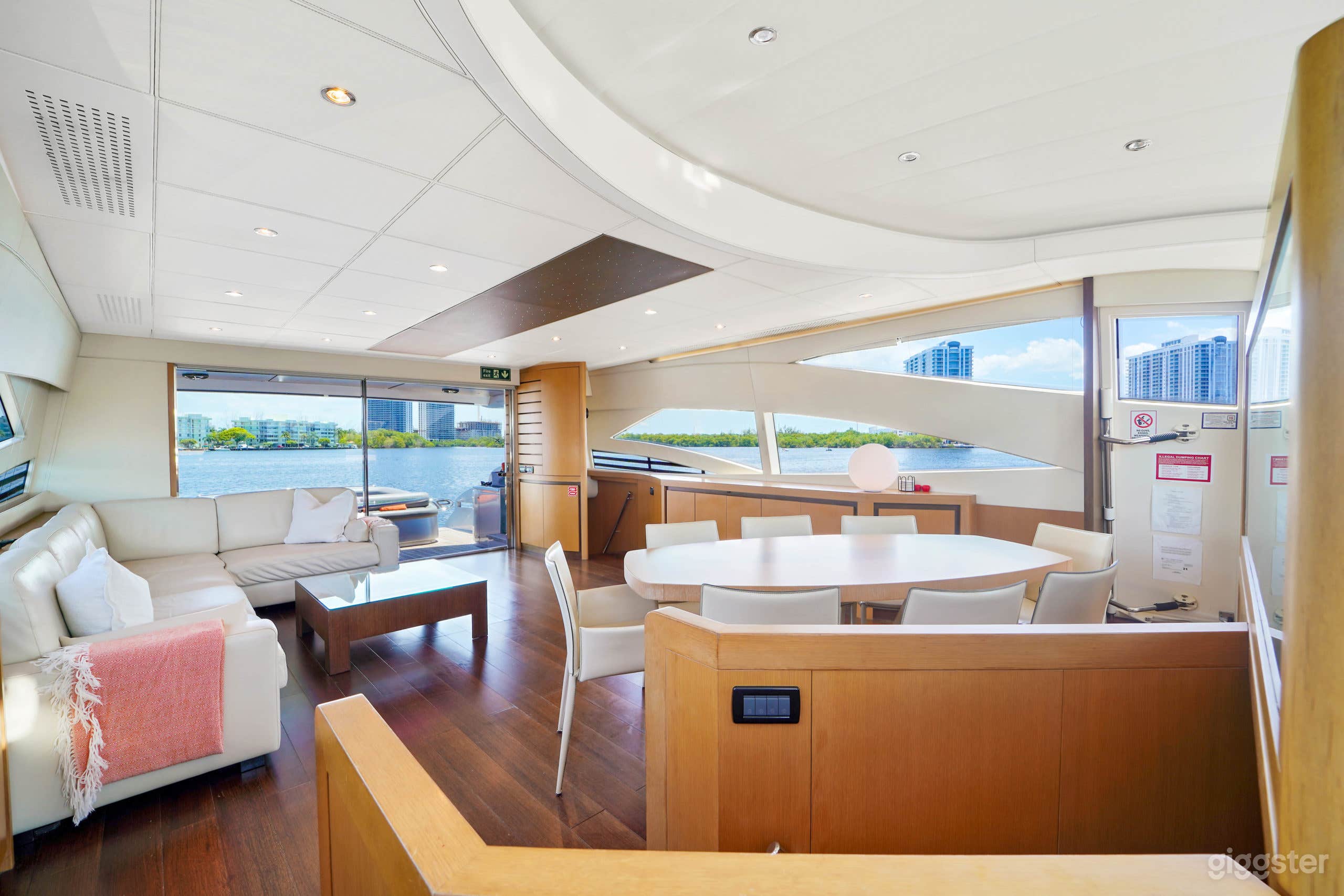 94ft Night Club Yacht (Silver Fox) Photo 2