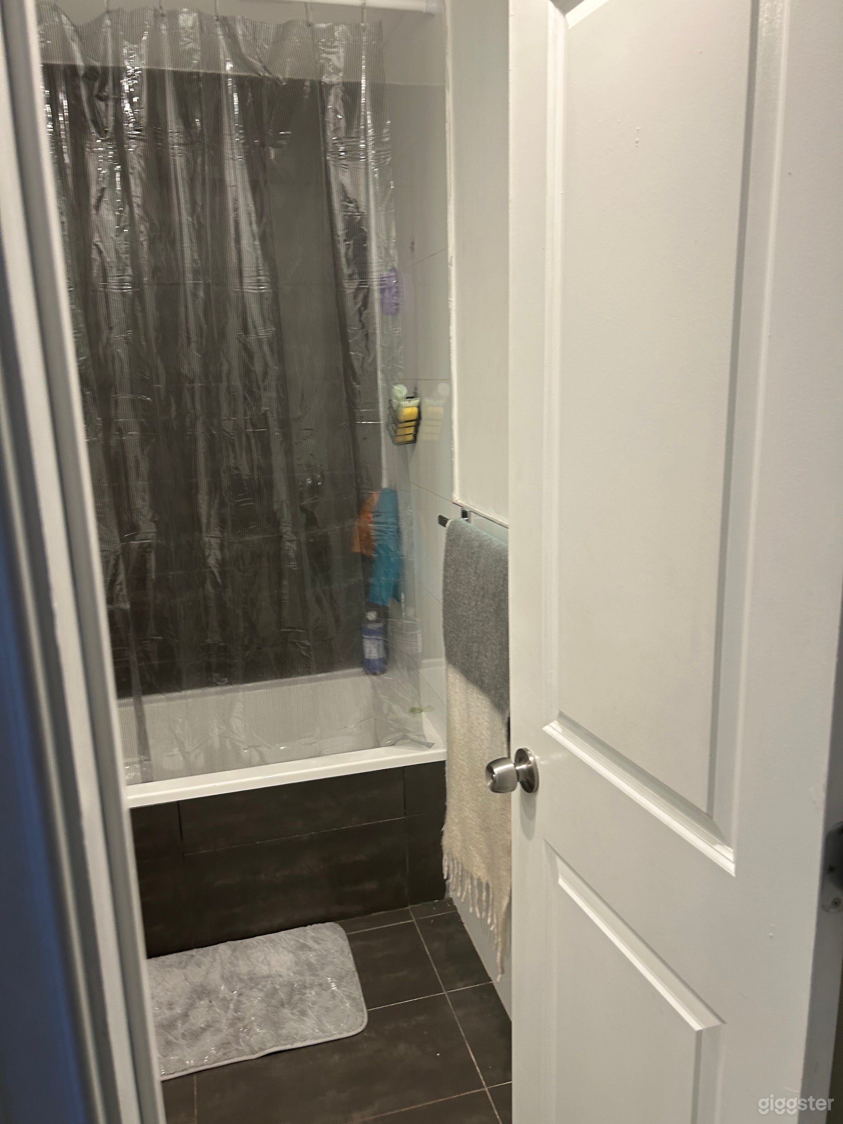 Sunlit Creative Garden Studio w/ Backyard Photo 3