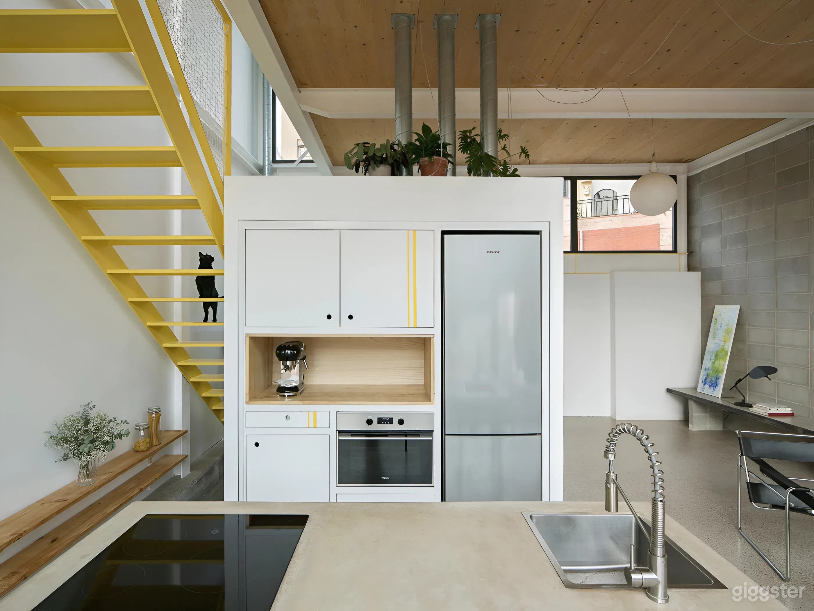 Modern Yellow-Framed House with Park Views Foto 3