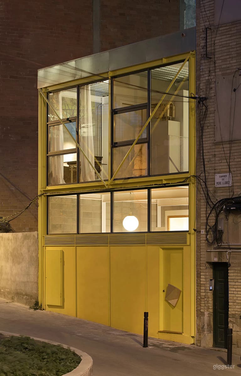  Modern Yellow-Framed House with Park Views 