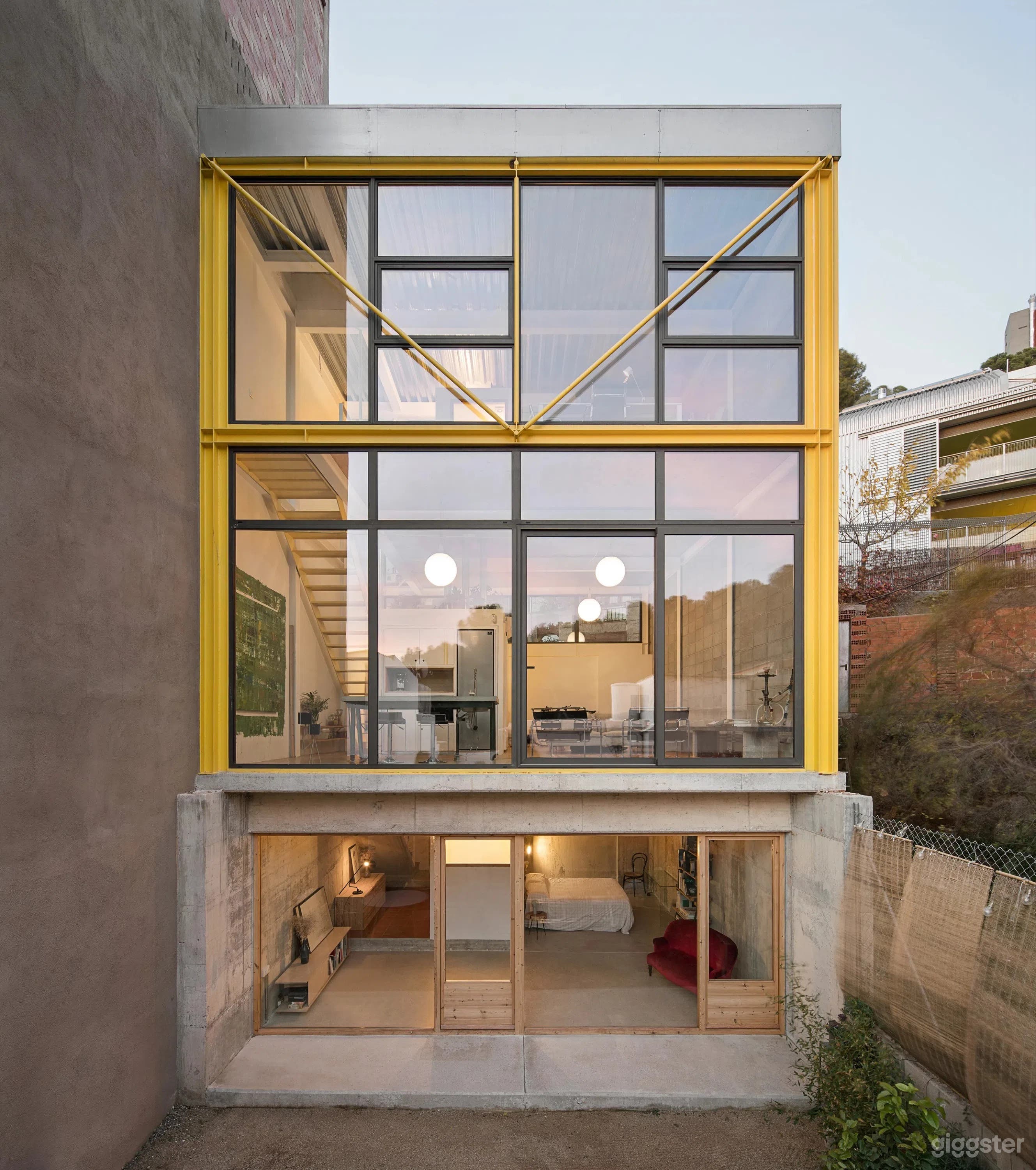 Modern Yellow-Framed House with Park Views Foto 1