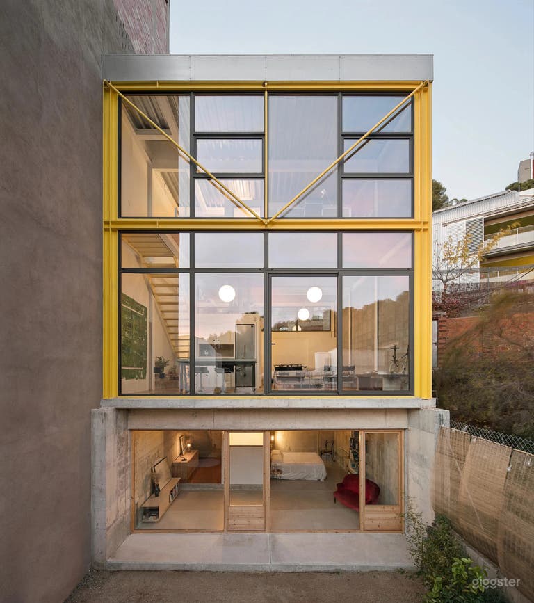  Modern Yellow-Framed House with Park Views 
