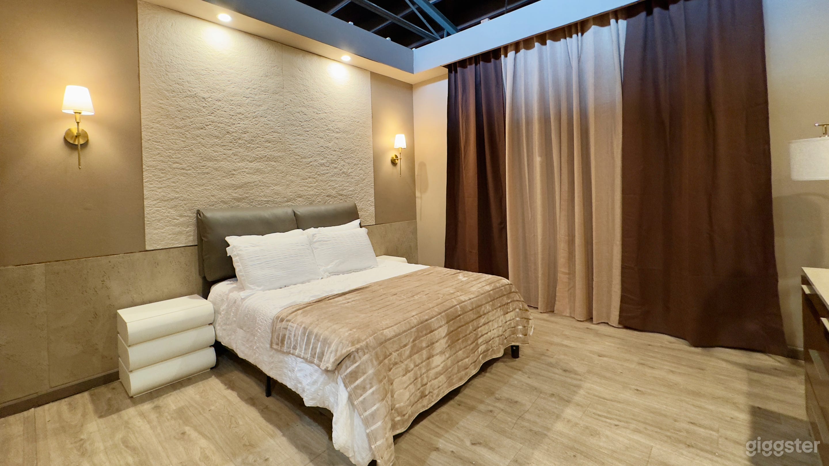 Hotel Room / Bedroom Standing Set Modern Look Photo 2