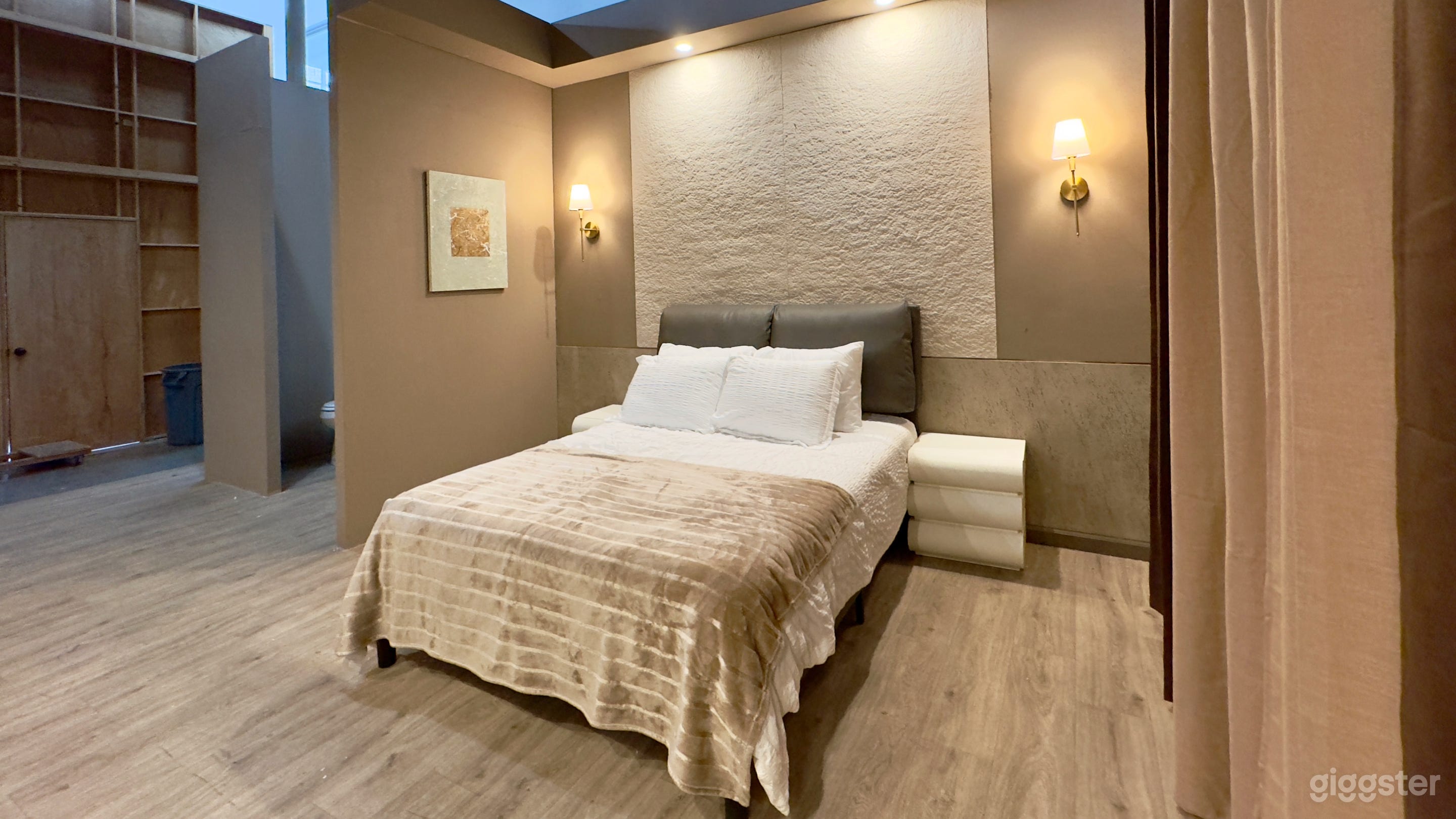 Hotel Room / Bedroom Standing Set Modern Look Photo 4