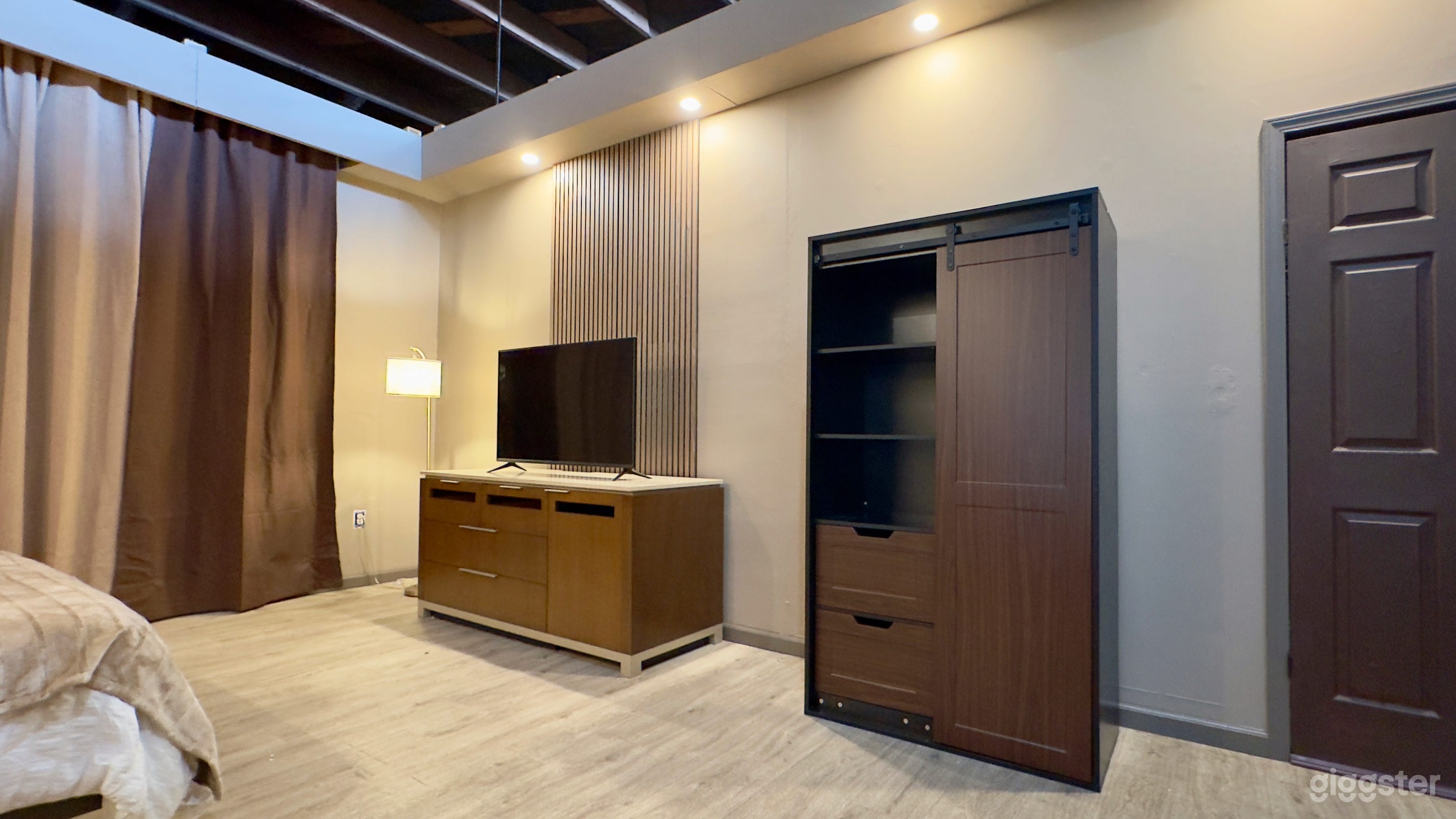 Hotel Room / Bedroom Standing Set Modern Look Photo 3