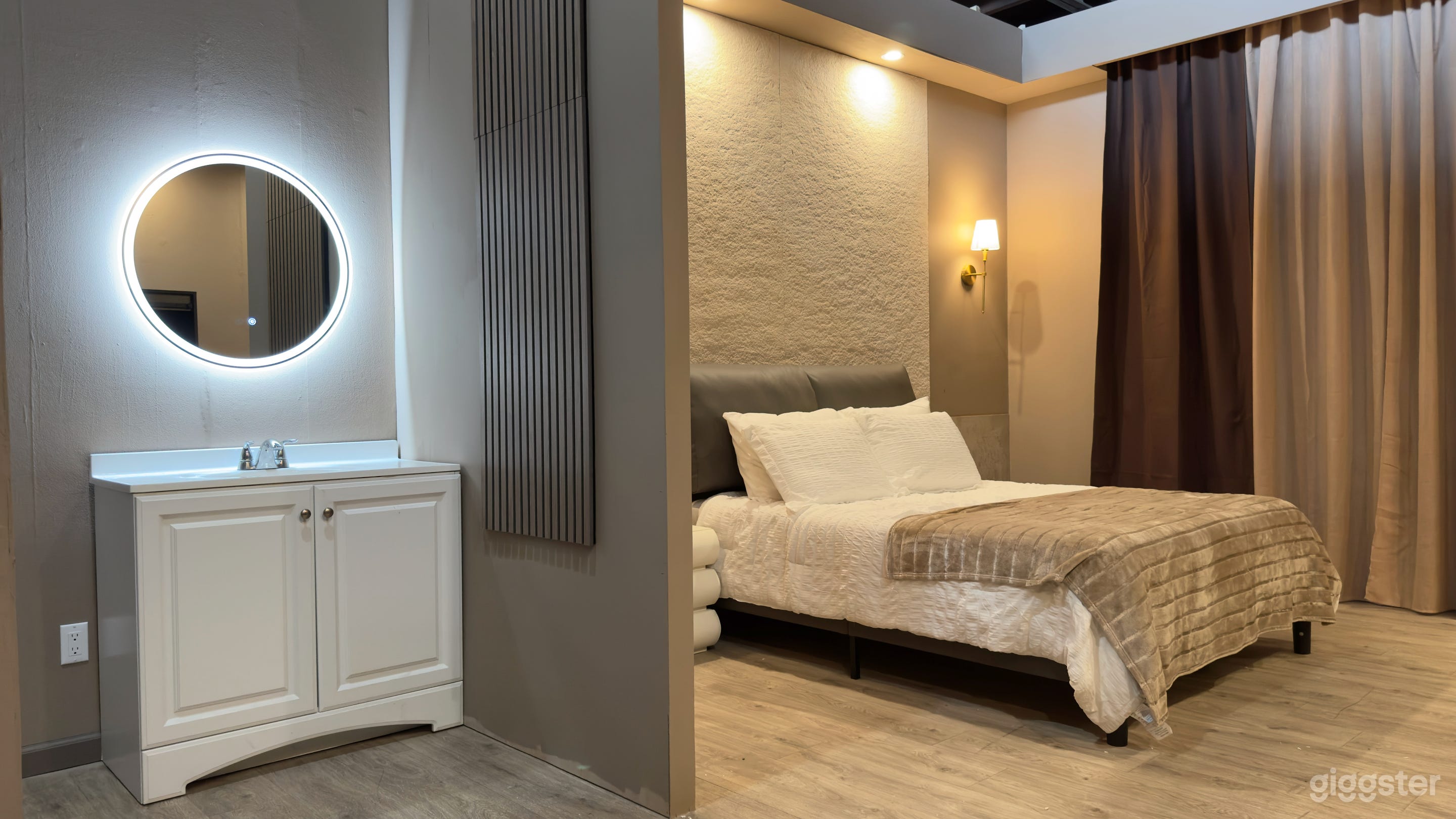 Hotel Room / Bedroom Standing Set Modern Look Photo 1