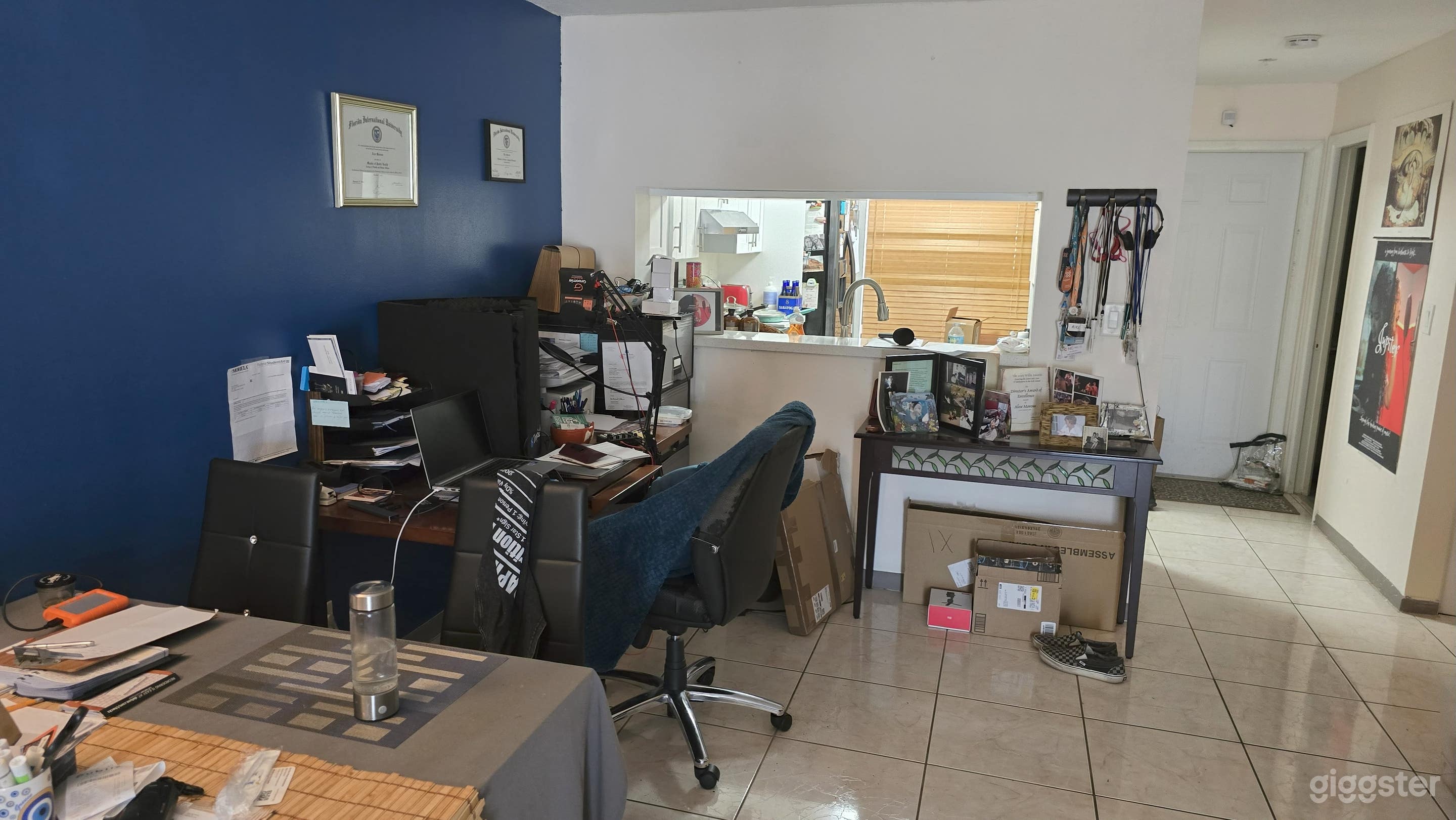 2-level home for realistic film productions. Photo 4