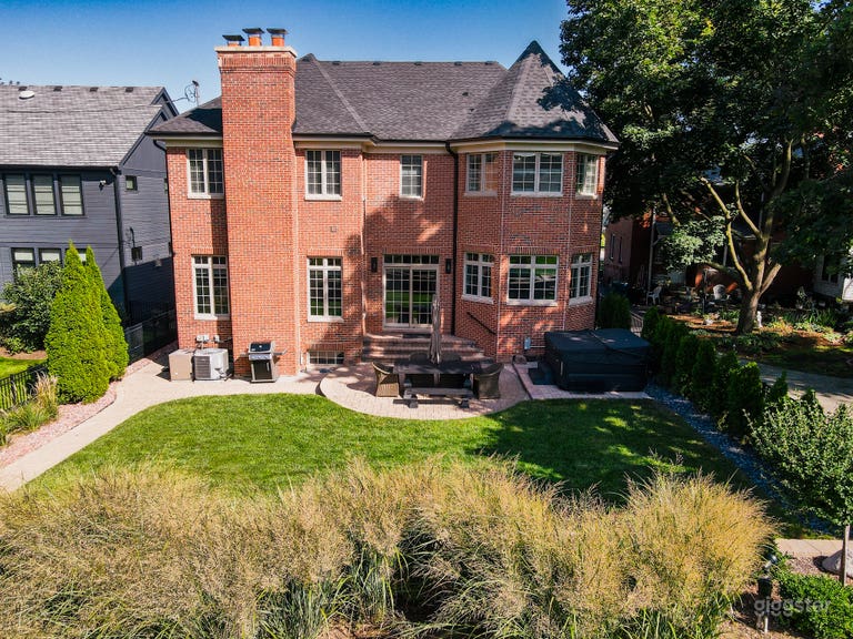  Grande maison familiale à 1 pâté de maisons du centre-ville suburbain de Chicago 