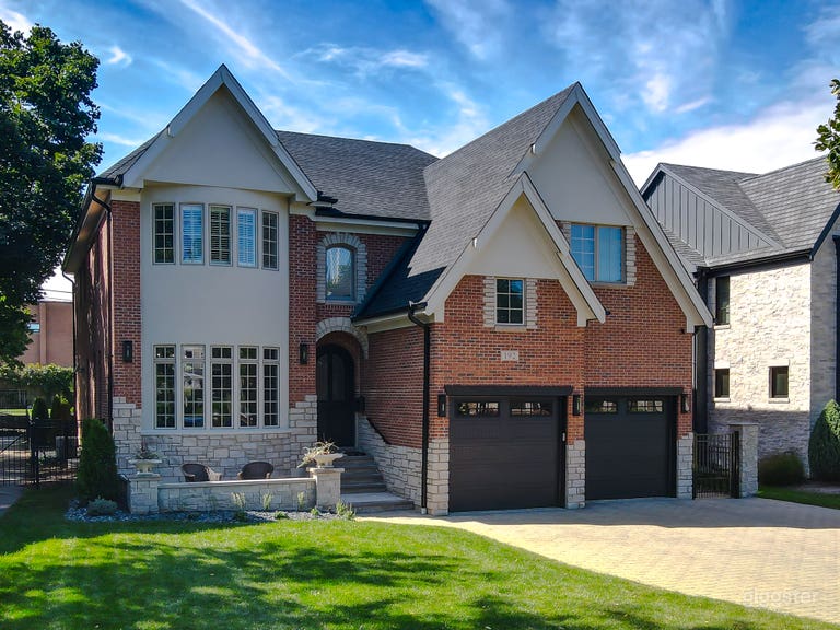  Grande maison familiale à 1 pâté de maisons du centre-ville suburbain de Chicago 