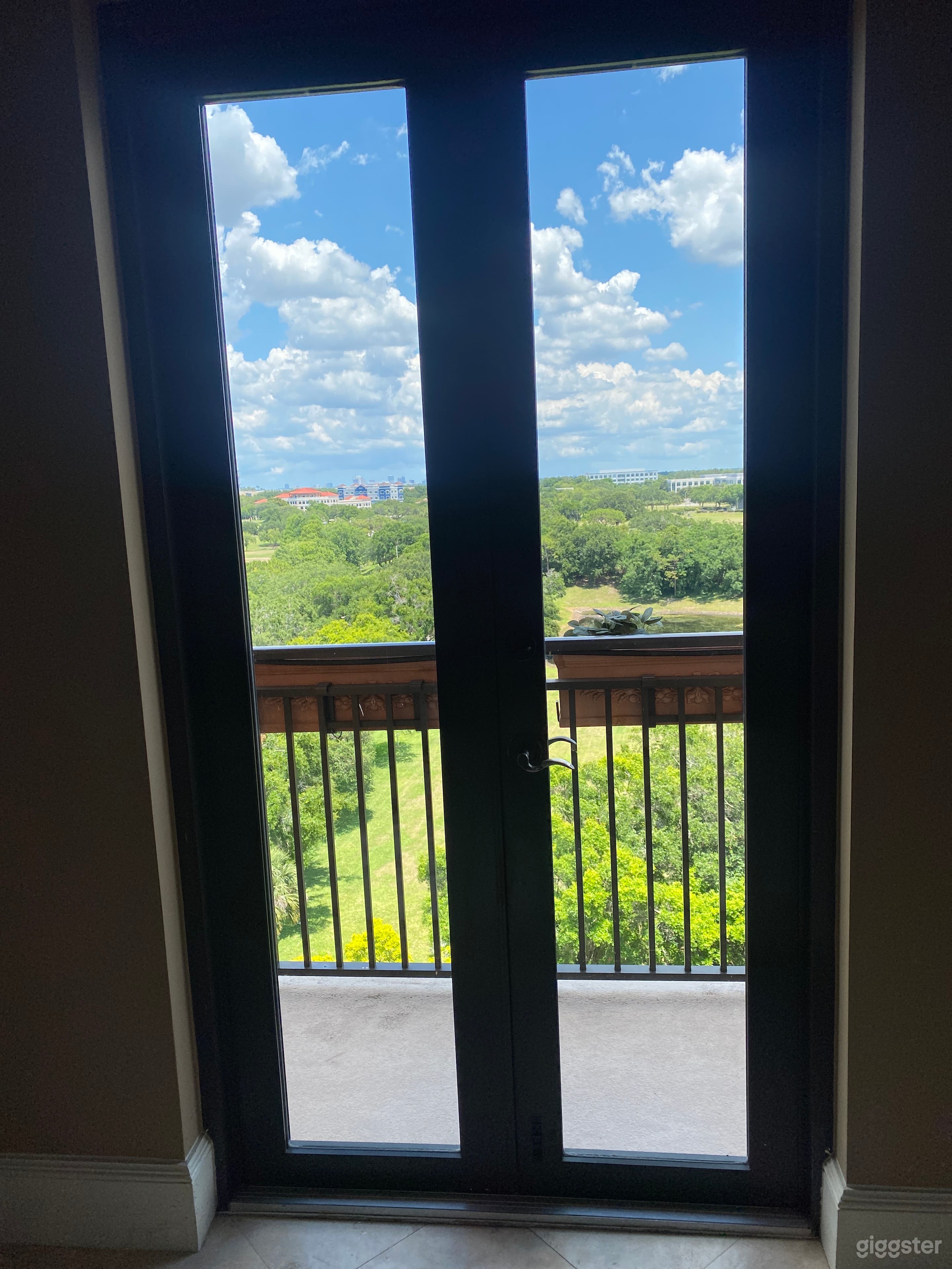 Luxury Modern Living  Photo 4