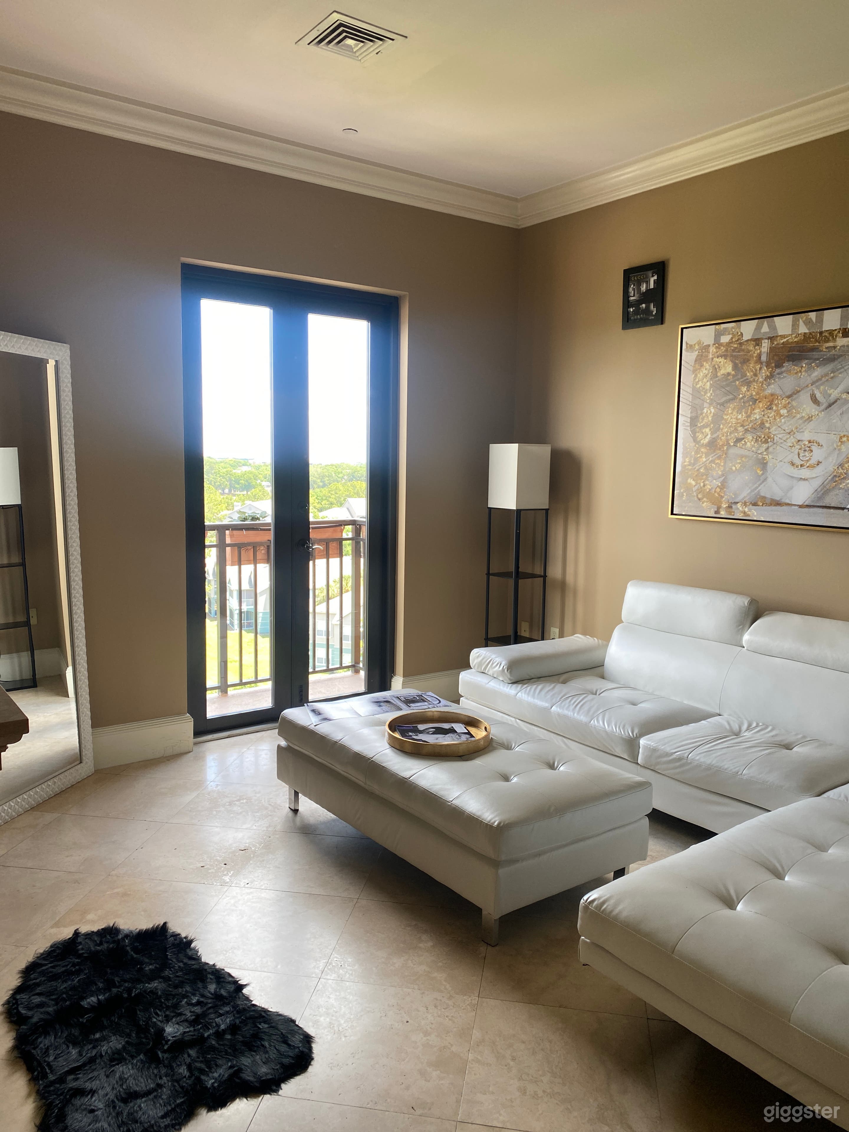 Luxury Modern Living  Photo 1