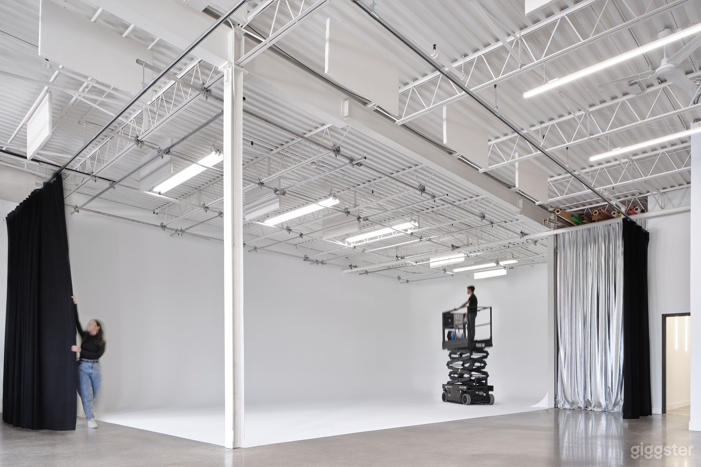 All Inclusive 3600sqft Video &amp; Photo Studio w Cyc Photo 1