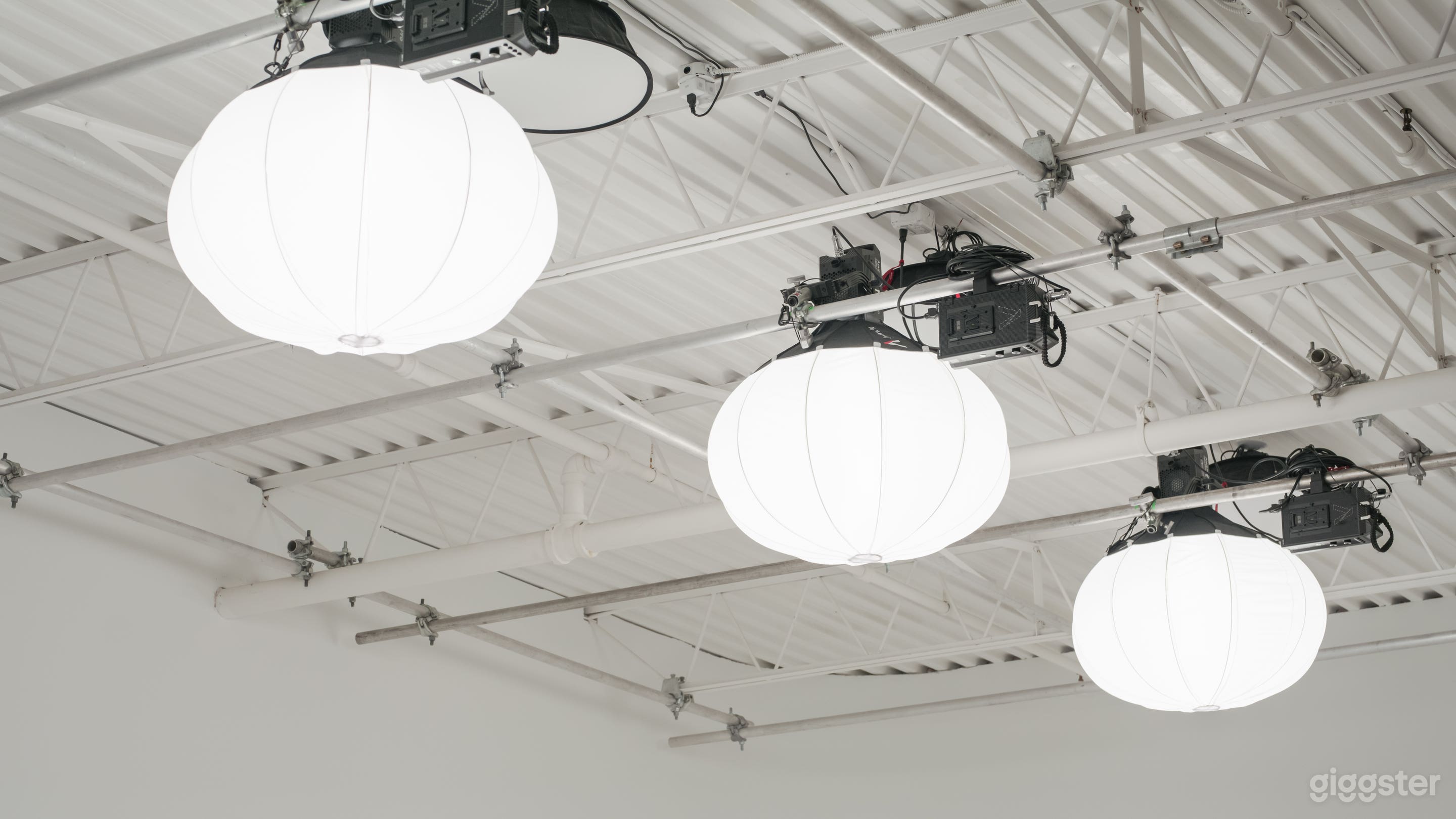 East Toronto 3600sqft Video & Photo Cyclorama Studio Photo 2