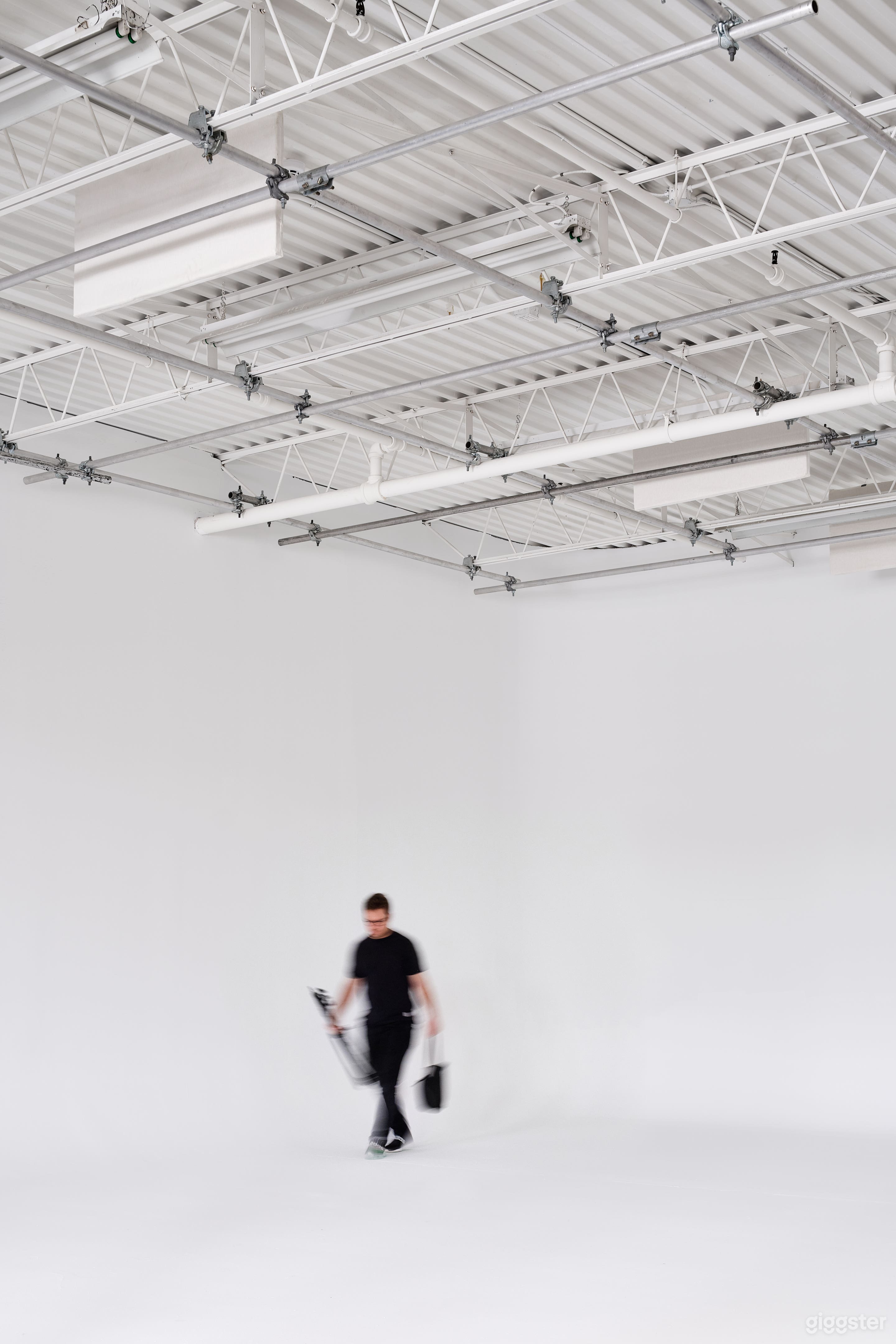 All Inclusive 3600sqft Video &amp; Photo Studio w Cyc Photo 2