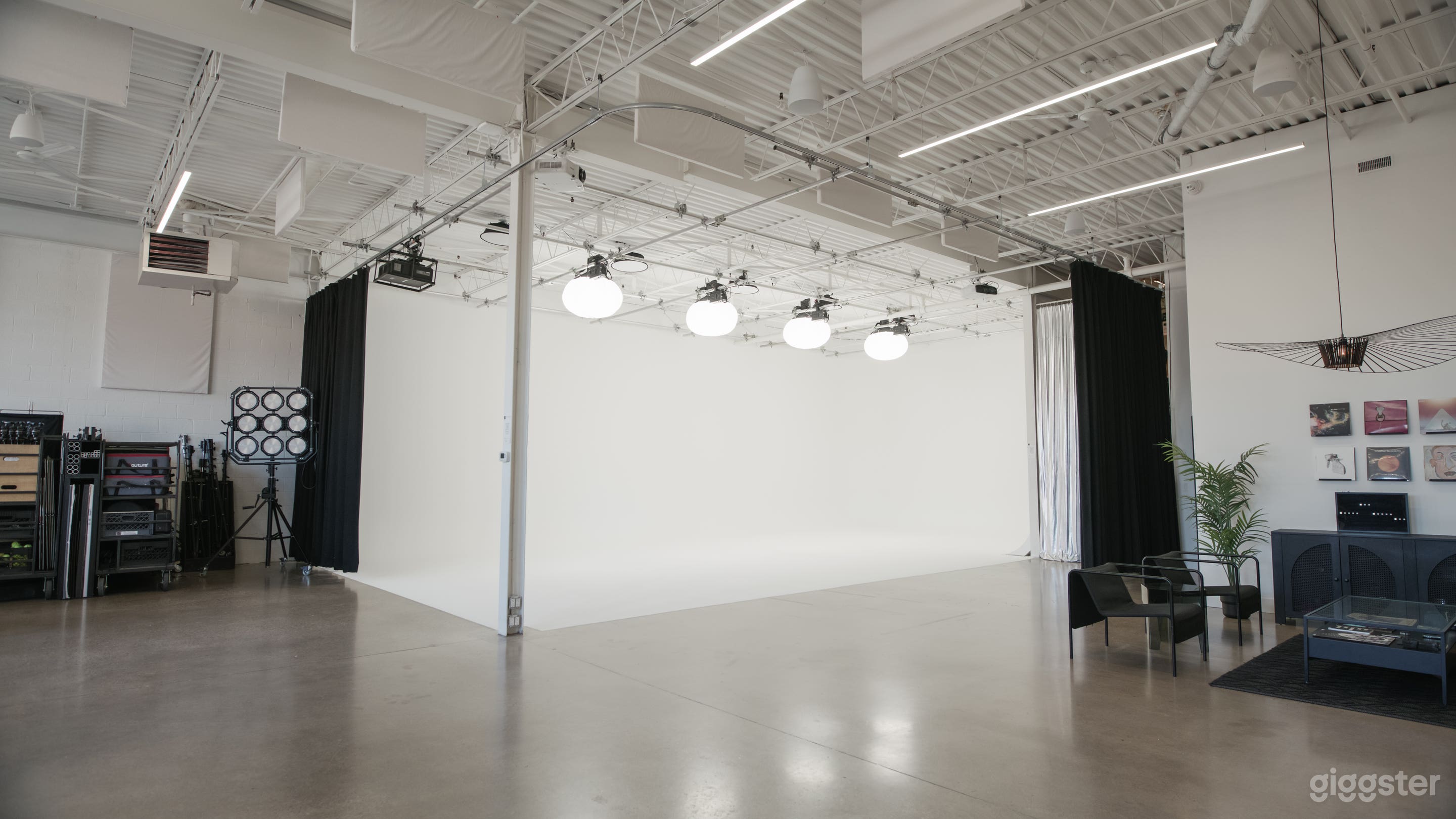 East Toronto 3600sqft Video & Photo Cyclorama Studio Photo 1