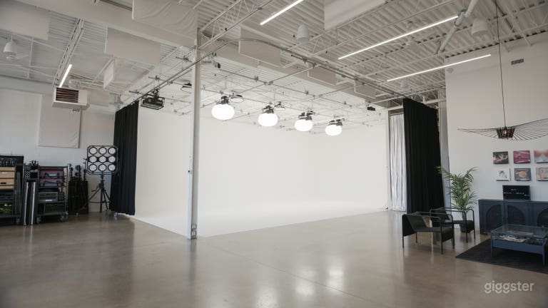  Estudio de video y foto ciclorama de 3600 pies cuadrados en East Toronto 