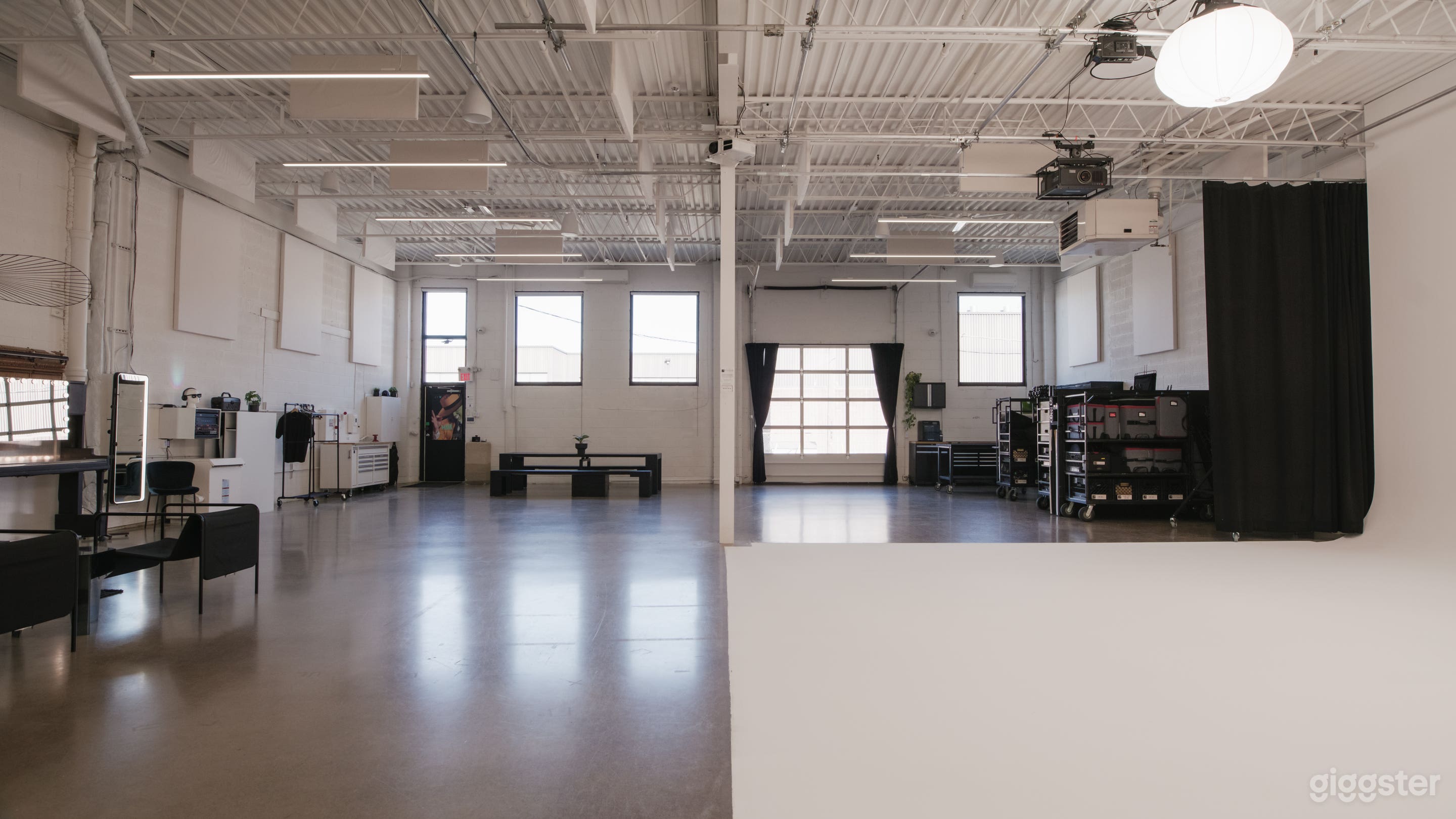 East Toronto 3600sqft Video & Photo Cyclorama Studio Photo 3