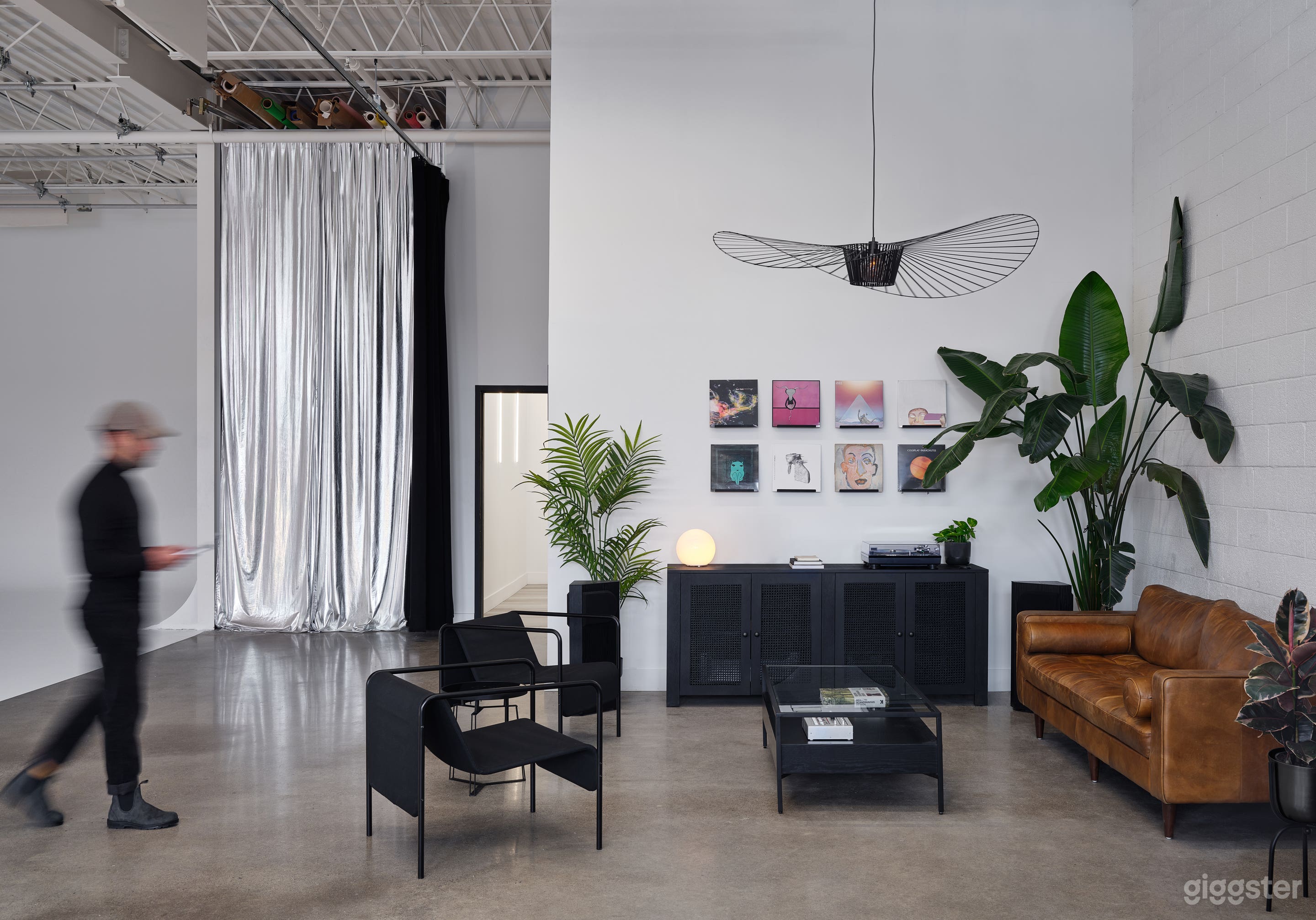 All Inclusive 3600sqft Video &amp; Photo Studio w Cyc Photo 4