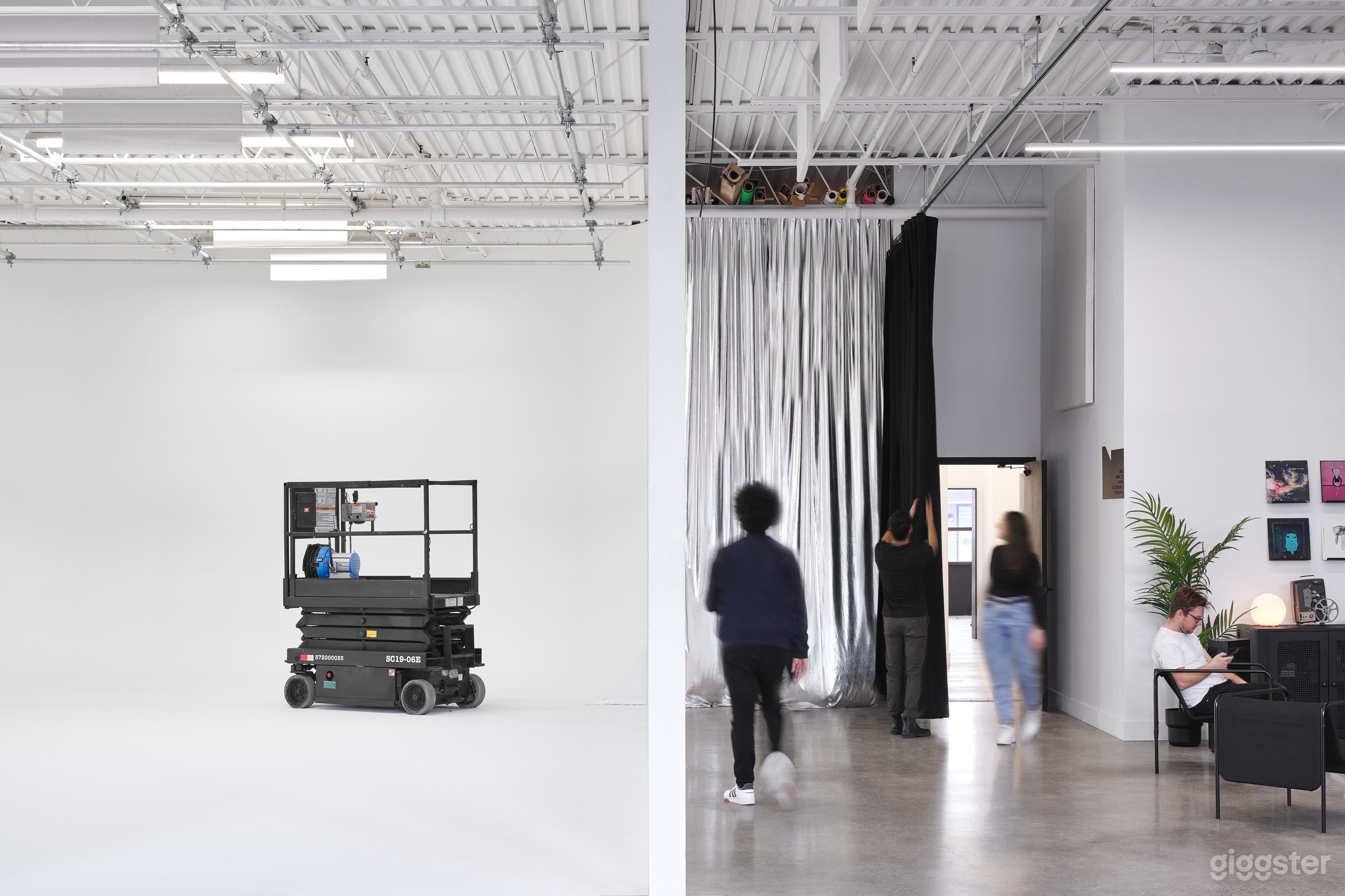 All Inclusive 3600sqft Video &amp; Photo Studio w Cyc Photo 3