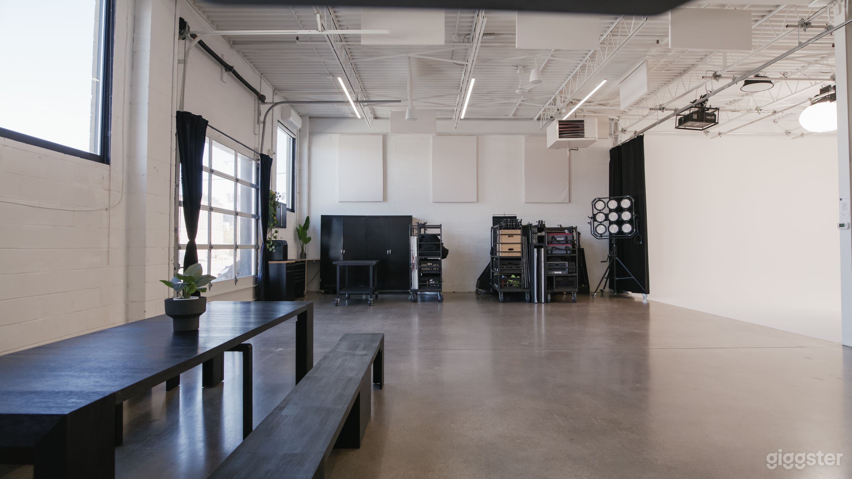East Toronto 3600sqft Video & Photo Cyclorama Studio Photo 4