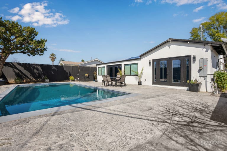  Sleek Contemporary Pool House with Bold Interior Design 