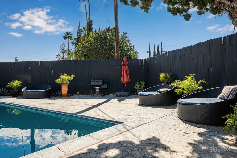  Sleek Contemporary Pool House with Bold Interior Design 