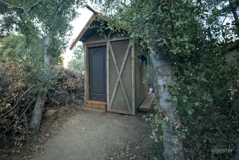  Modular Micro-Cabins – Customizable Supporting Sets for Film 