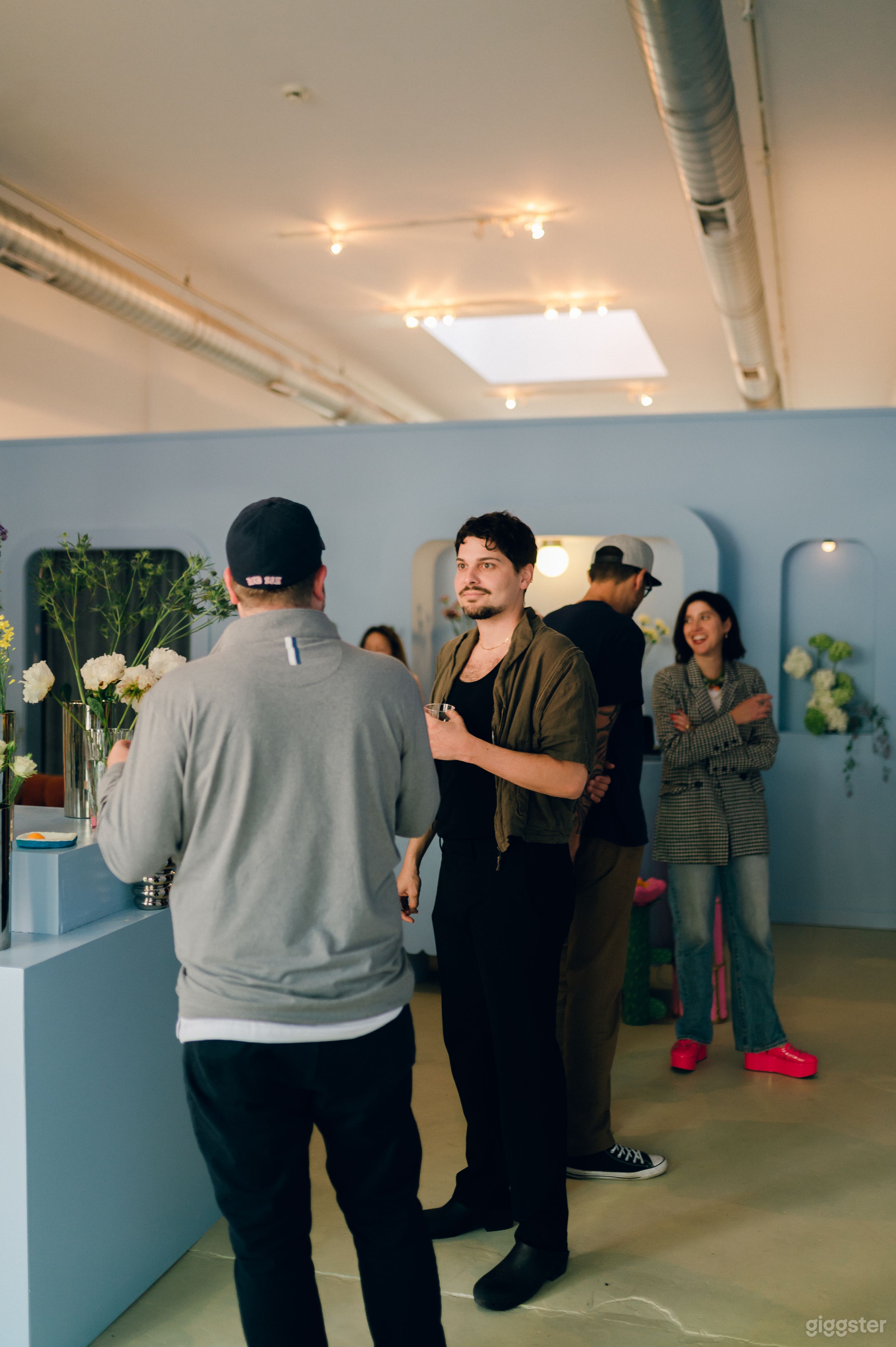 CONTEMPORARY SHOP SPACE FOR YOUR COCKTAIL HOUR Photo 4