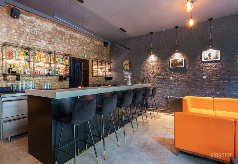  Intime Cocktailbar mit industriellem Stil 
