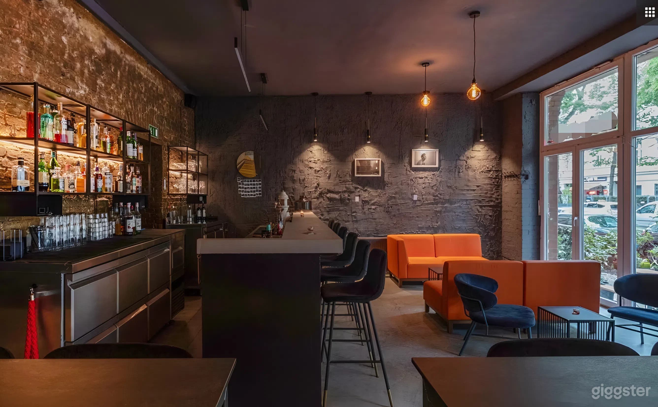 Intime Cocktailbar mit industriellem Stil Foto 1
