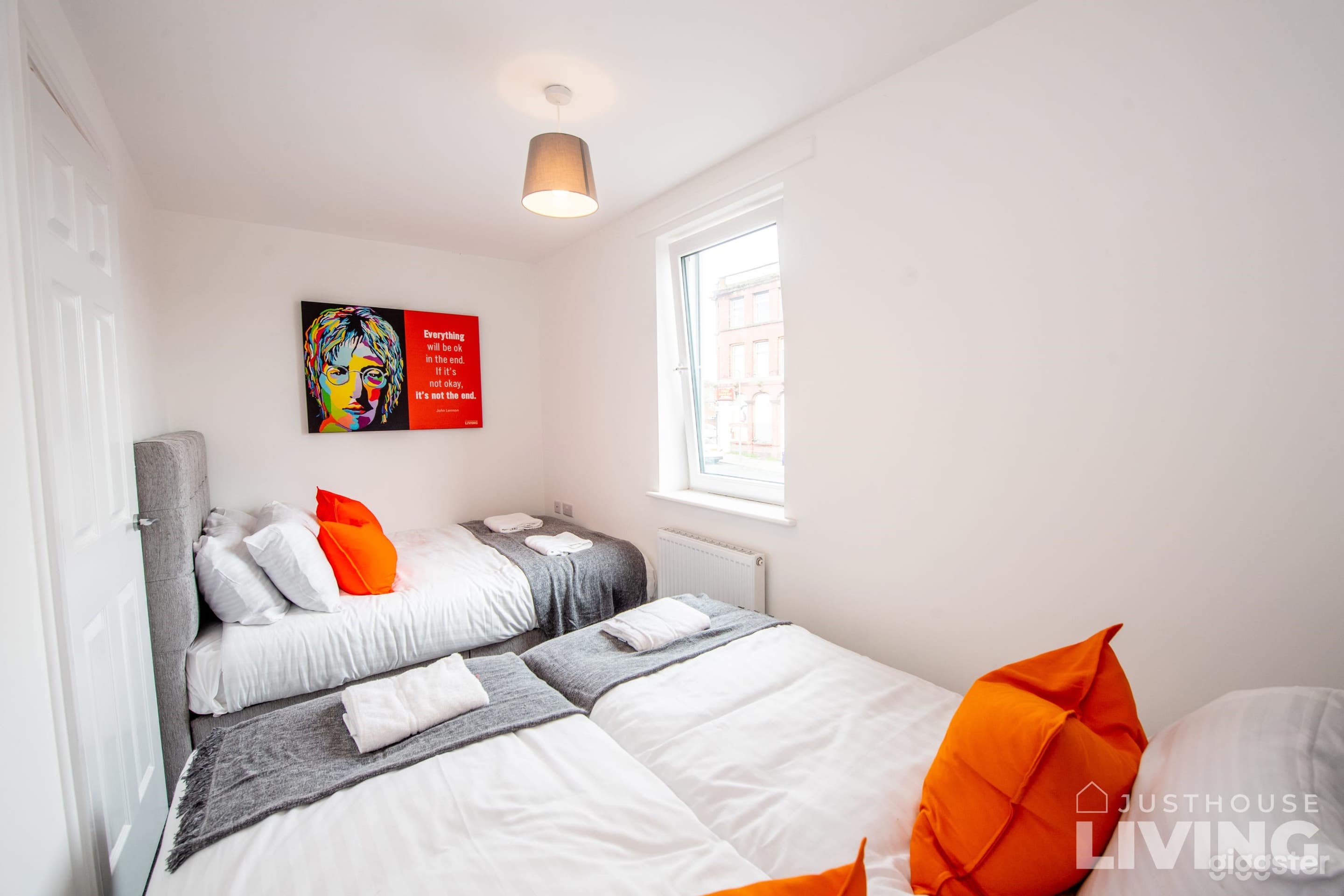 Clean Open Modern Living Space in Liverpool Photo 4