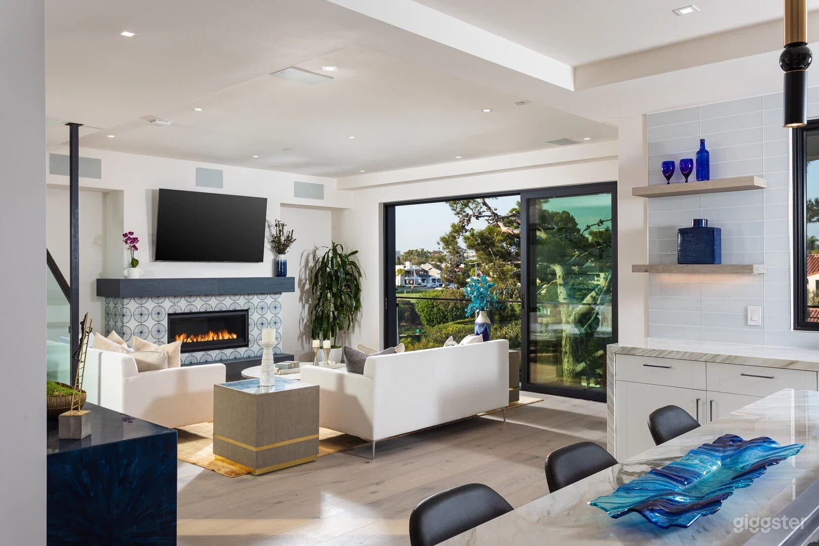 Serenity Modern I Photo 2