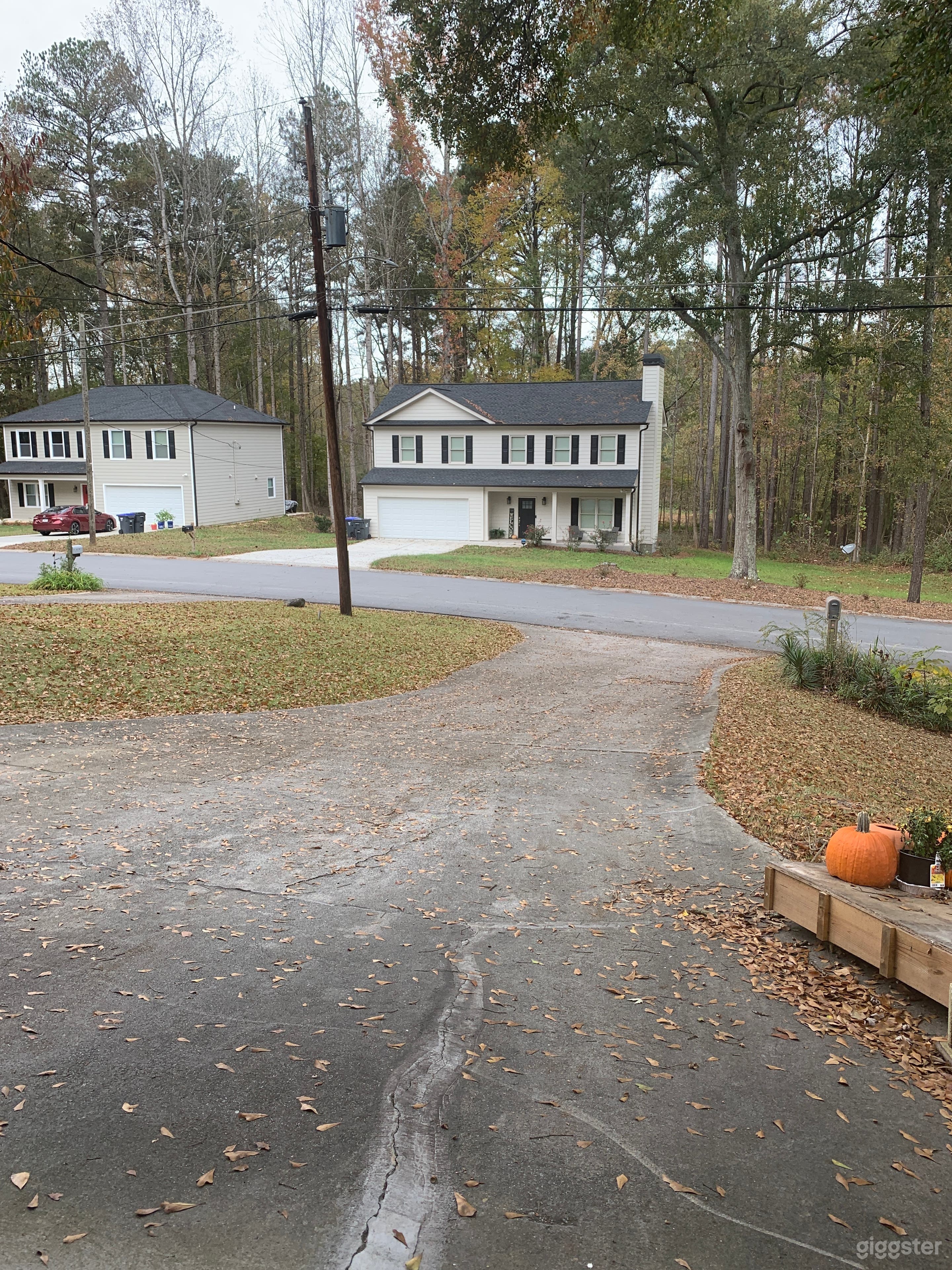 Front neighbors and driveway 