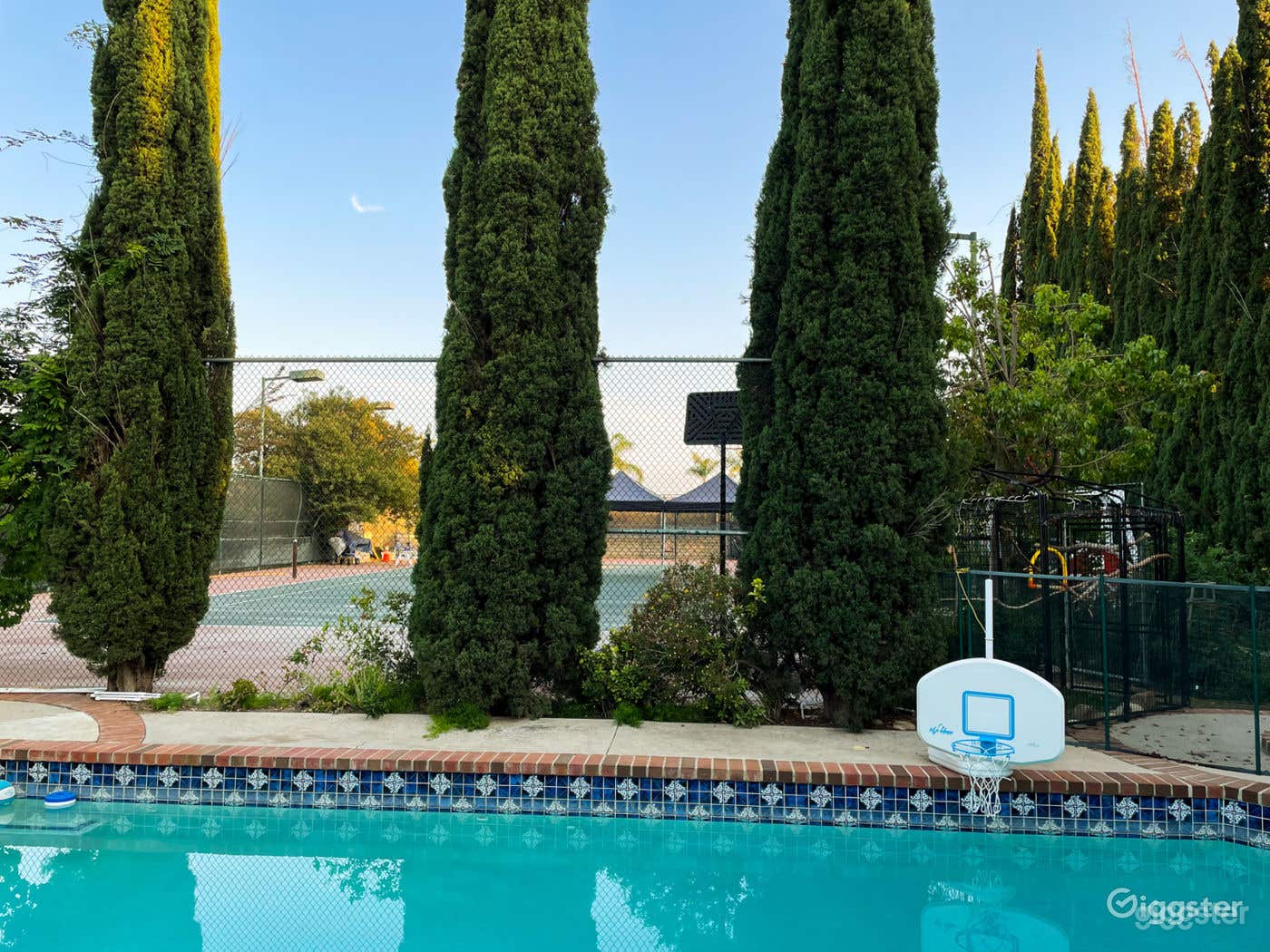 Charming Ranch Style Home Pool Rental Photo 3