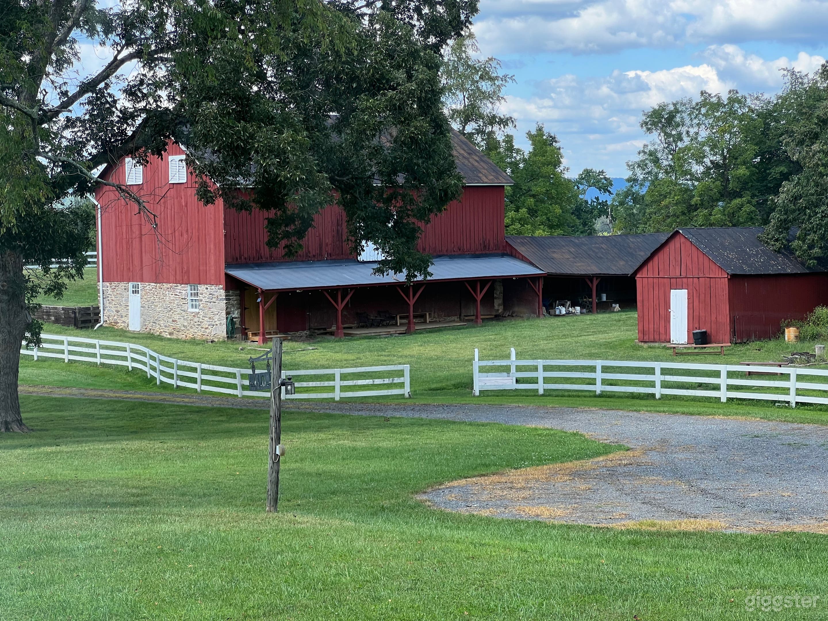 Hundredfold Barn and Corn Crib on the property