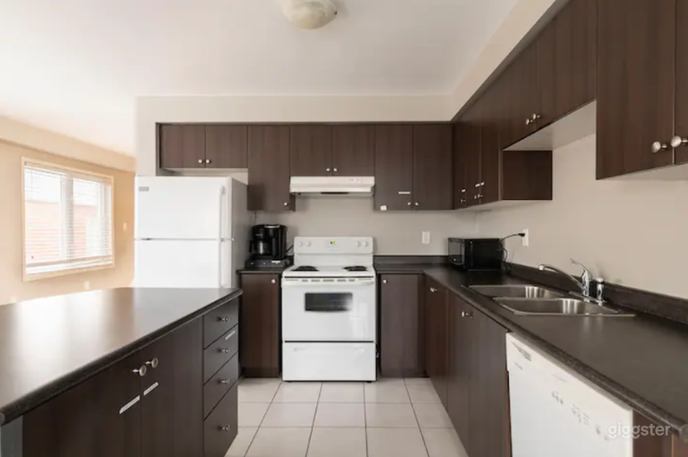  Luxury modern house with pool and hot tub 