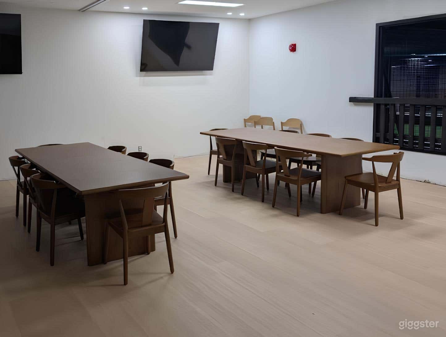 Comfy Conference Room Photo 4