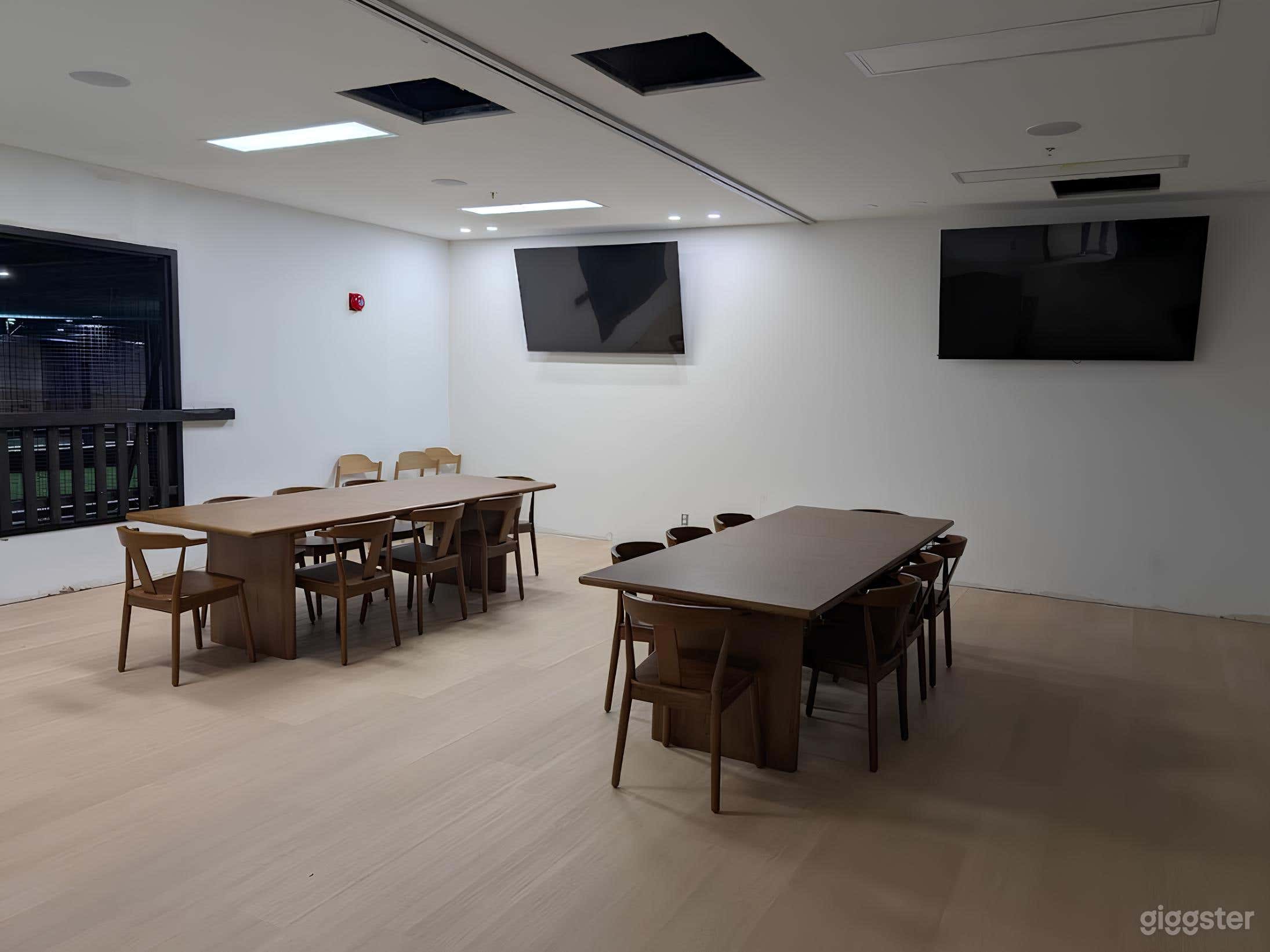 Comfy Conference Room Photo 1