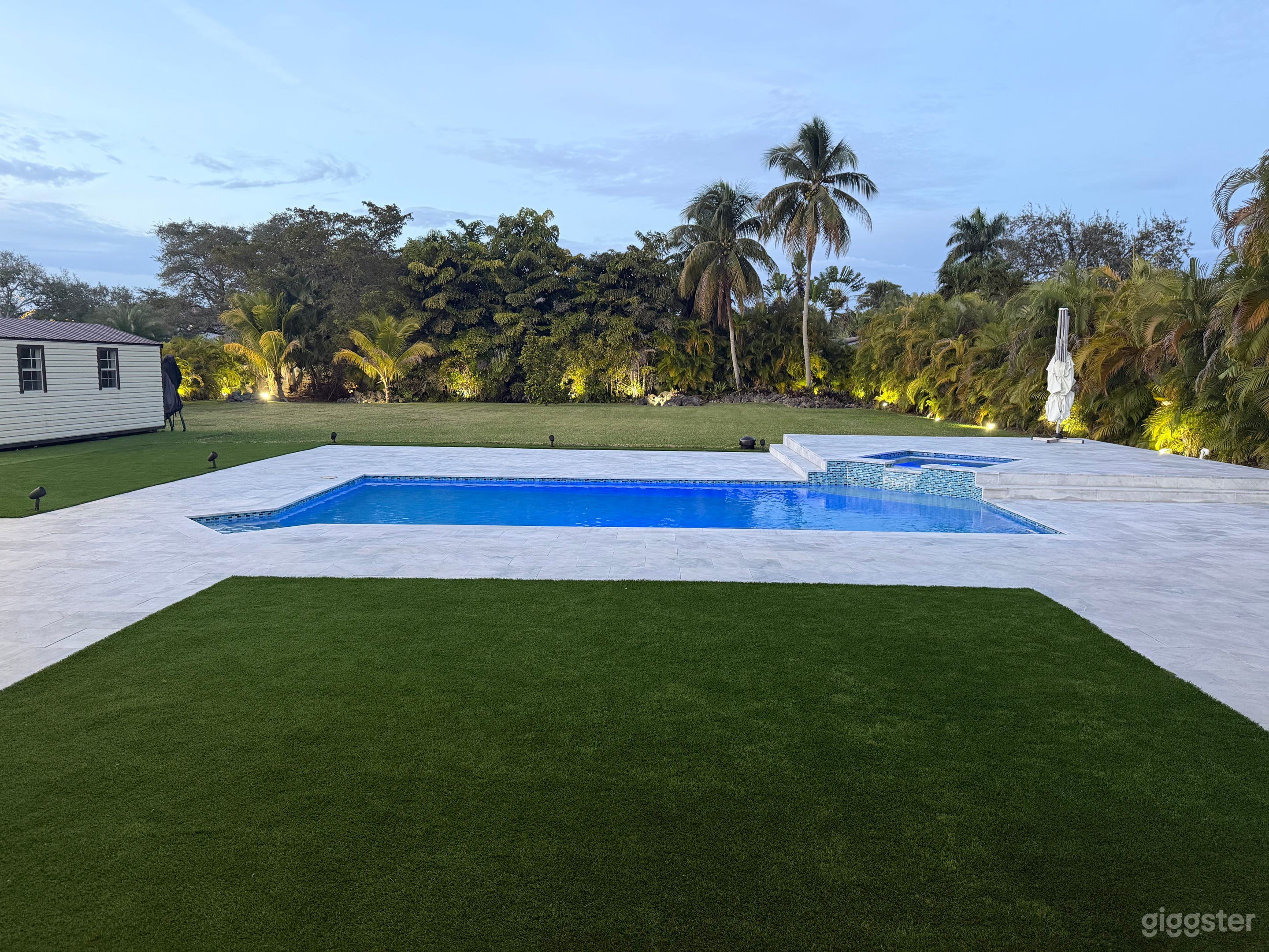 Large Grass area, NEW Pool, 5,000sqft Interior!! Photo 3