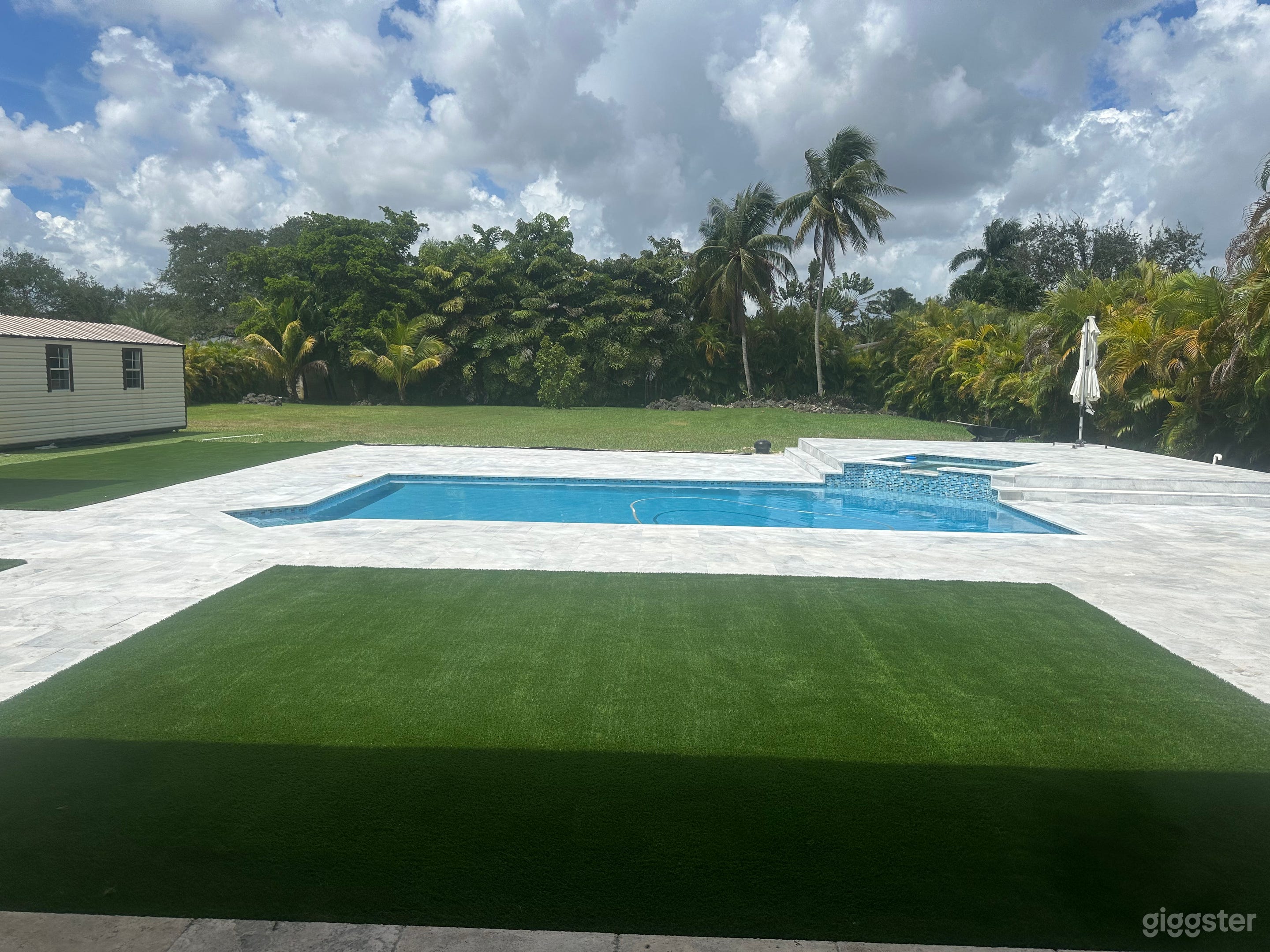 Large Grass area, NEW Pool, 5,000sqft Interior!! Photo 1