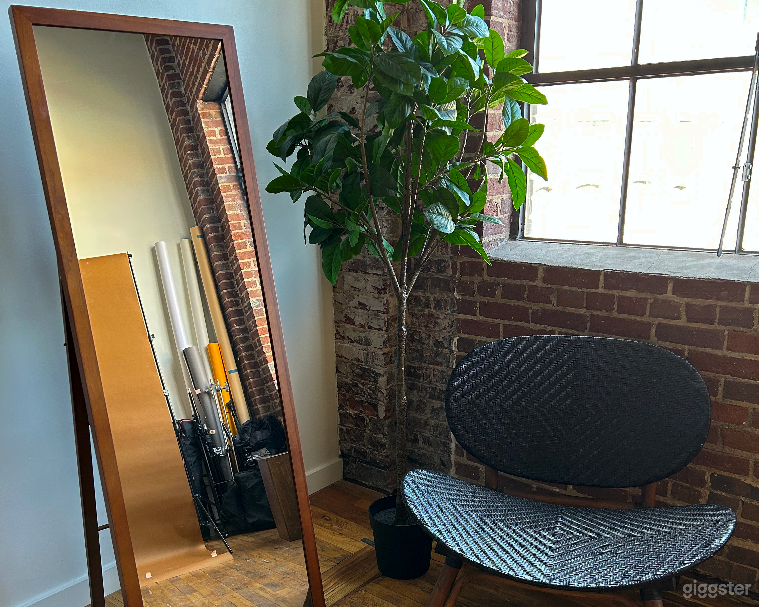 This is an exposed brick, naturally lit loft locat Photo 2