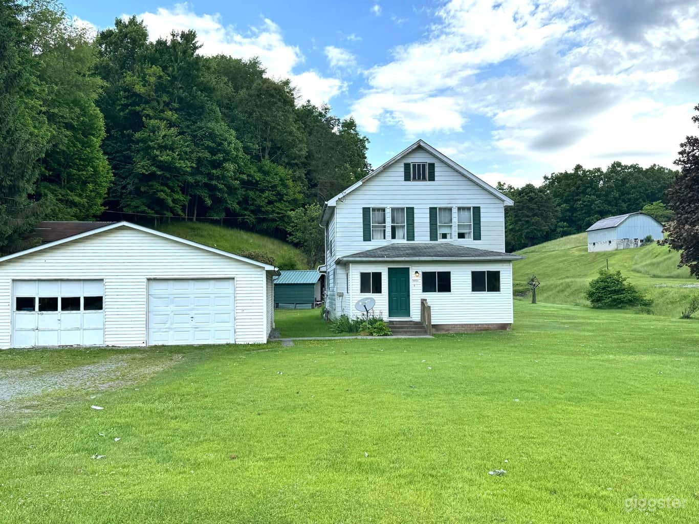 Almost Heaven Farm House &amp; Fields Photo 3