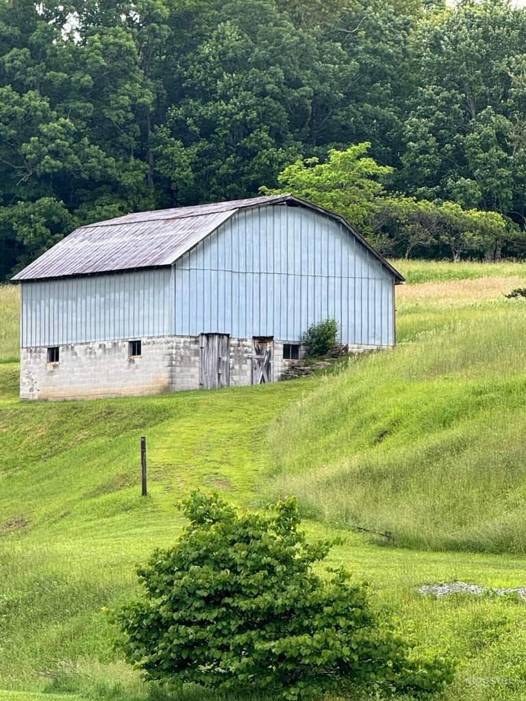 Almost Heaven Farm House &amp; Fields Photo 4