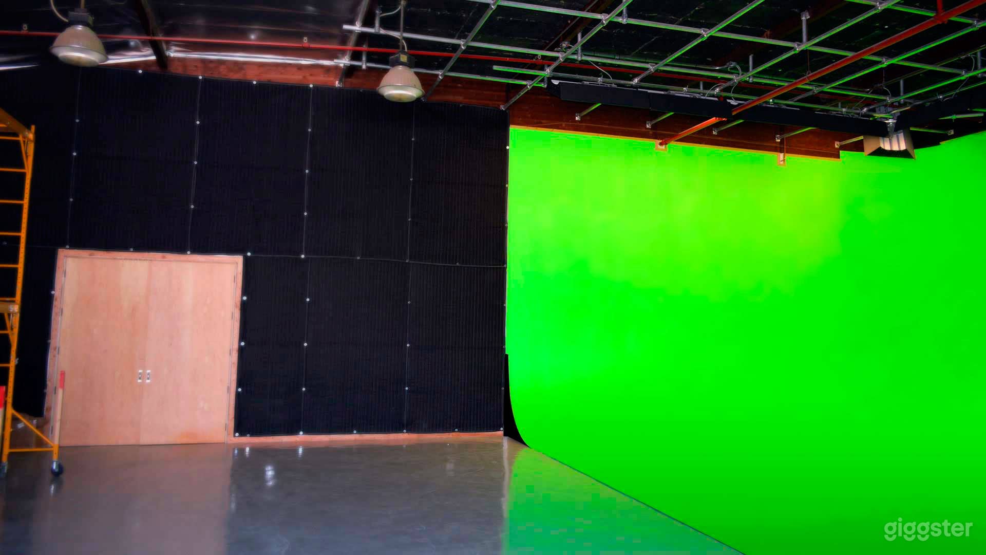 Green Screen Bare Stage &amp; Full Set Studio Photo 2